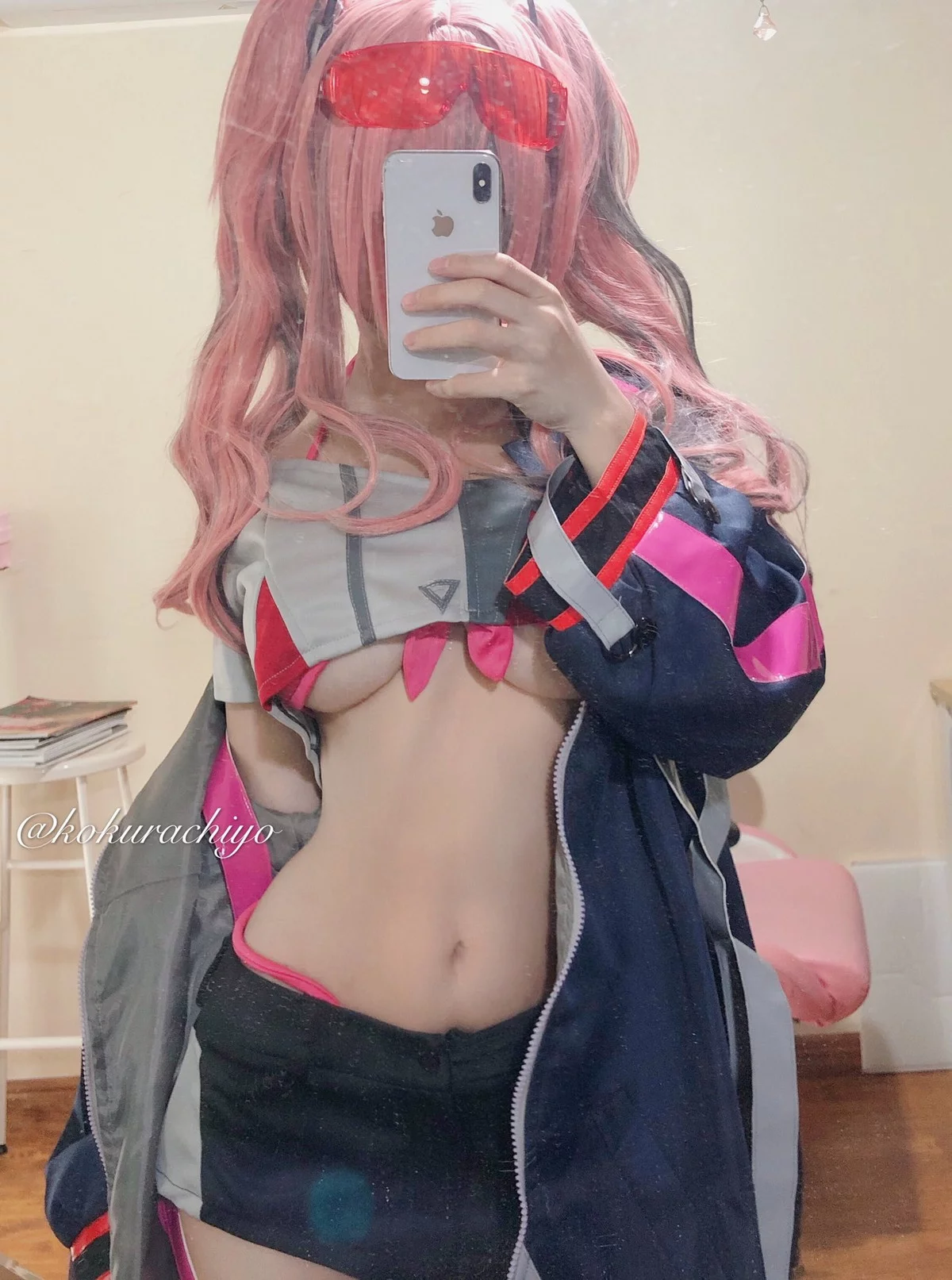 动漫博主小仓千代w-Twitter合集精选主题性感多套服饰+自拍系列迷人诱惑写真350P