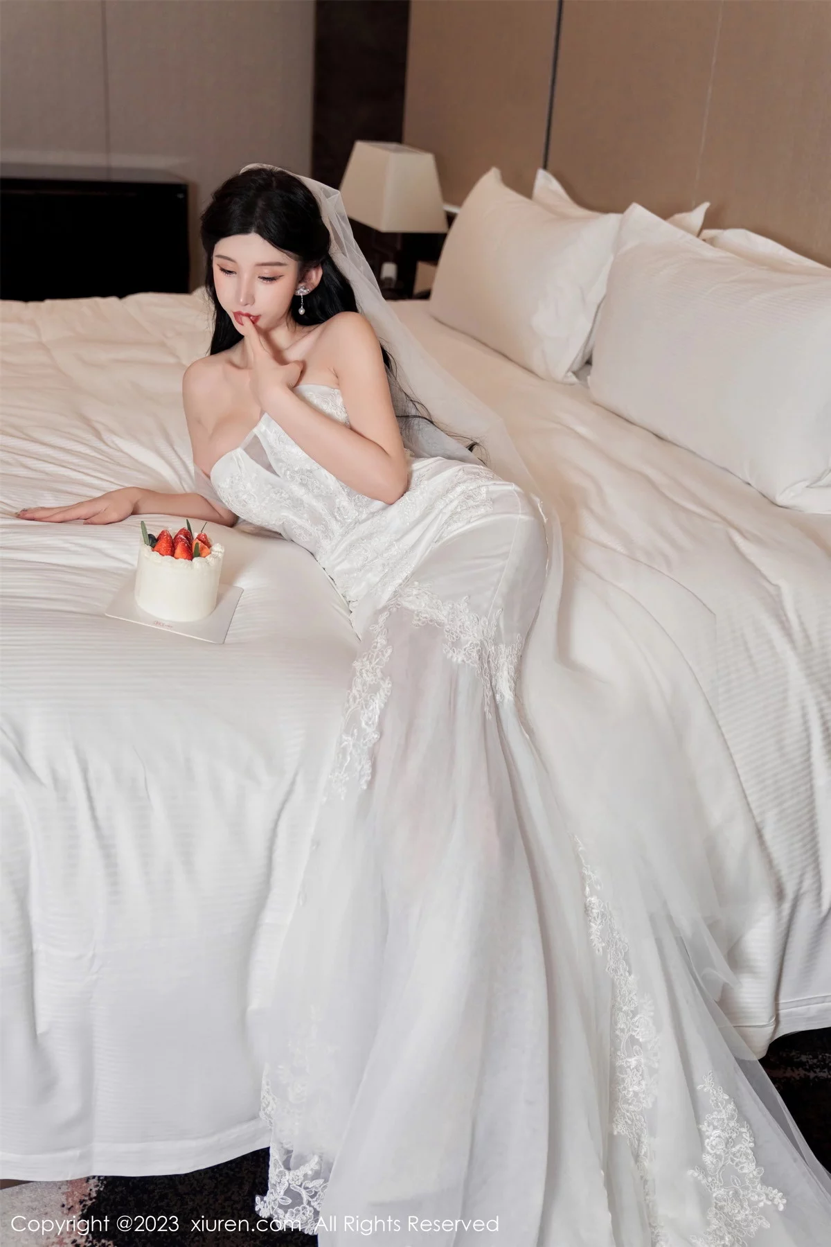 XiuRen第7463期_女神周于希Sally性感白色婚纱+白色蕾丝情趣服饰完美诱惑写真100P