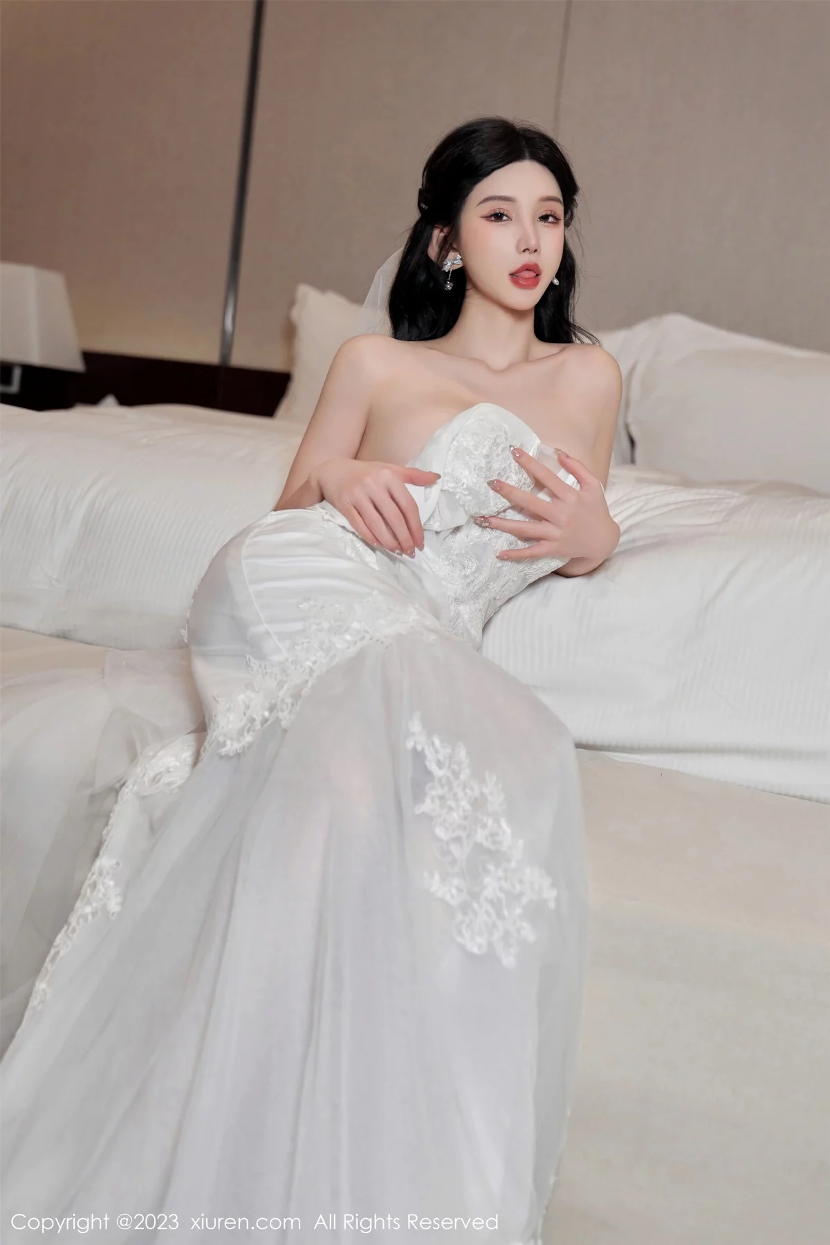XiuRen第7463期_女神周于希Sally性感白色婚纱+白色蕾丝情趣服饰完美诱惑写真100P