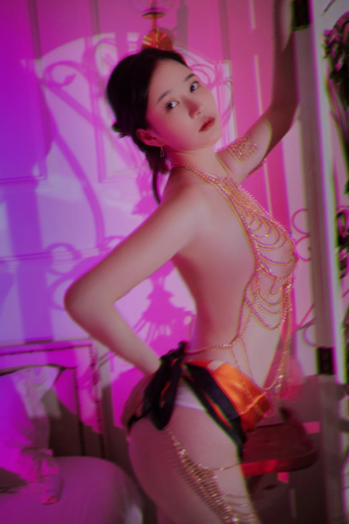 网络美女年年Nnian妖姬主题私房床上性感链式情趣内衣秀惹火身材极致诱惑写真43P