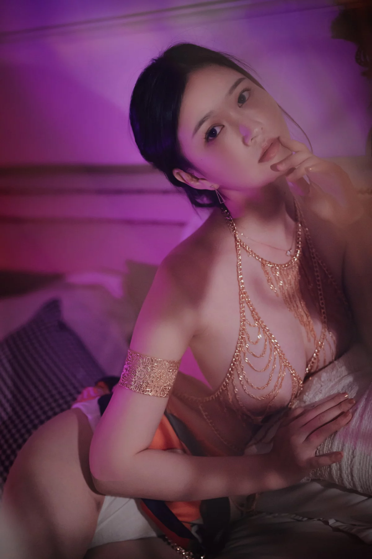 网络美女年年Nnian妖姬主题私房床上性感链式情趣内衣秀惹火身材极致诱惑写真43P