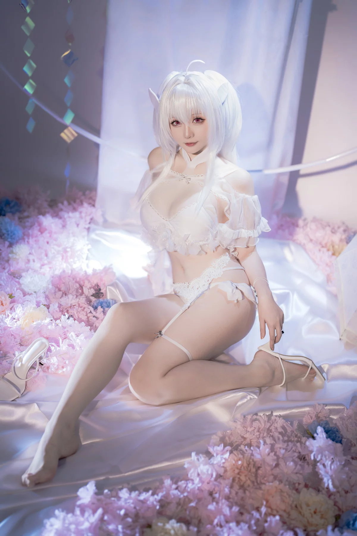 Coser小姐姐星之迟迟阿瓦隆女士主题性感精灵装扮白色内衣秀完美身材诱惑写真32P