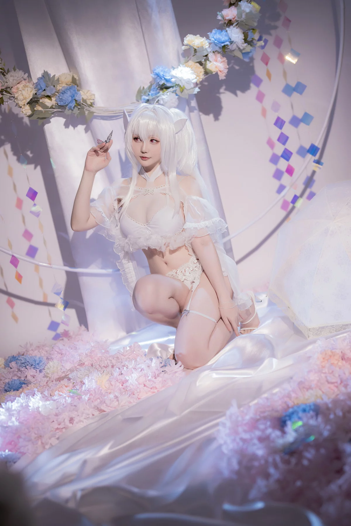 Coser小姐姐星之迟迟阿瓦隆女士主题性感精灵装扮白色内衣秀完美身材诱惑写真32P