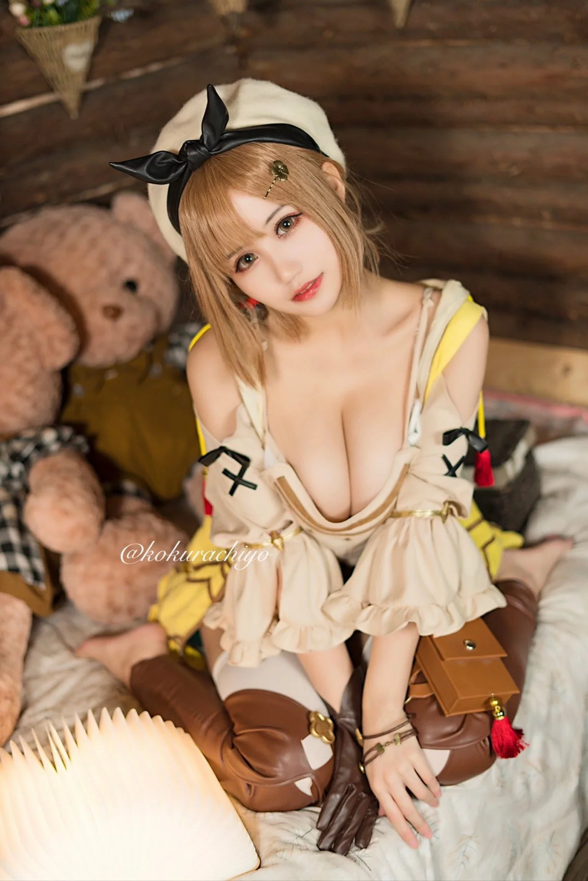 动漫博主小仓千代w-Twitter合集精选主题性感多套服饰+自拍系列迷人诱惑写真350P