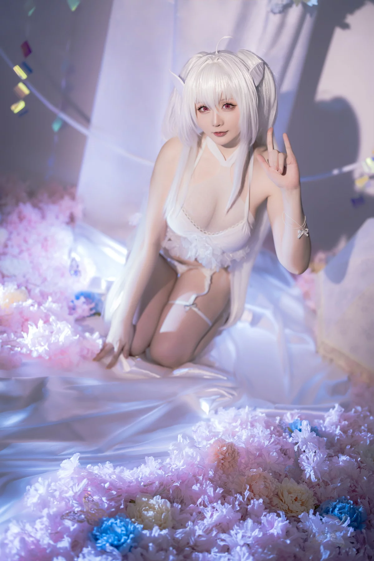 Coser小姐姐星之迟迟阿瓦隆女士主题性感精灵装扮白色内衣秀完美身材诱惑写真32P
