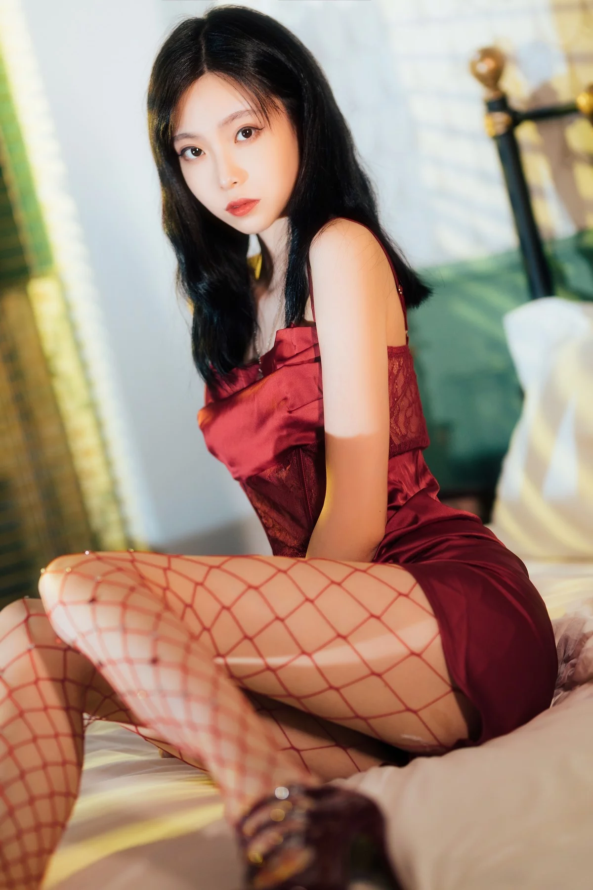 网络美女许岚LAN网袜红裙主题性感红色吊带短裙配红丝网袜秀翘臀美腿诱惑写真40P