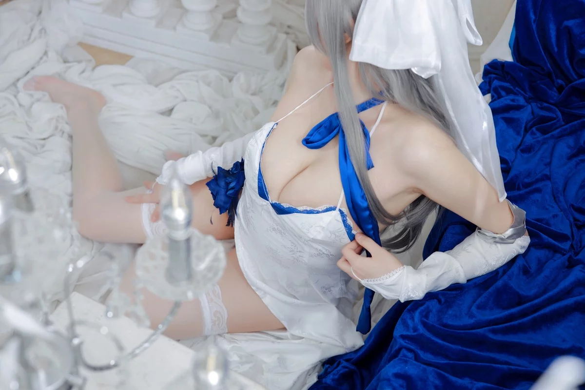 Coser美女兔胖胖min路易九世礼服主题性感白色吊带情趣服饰配白丝袜诱惑写真37P