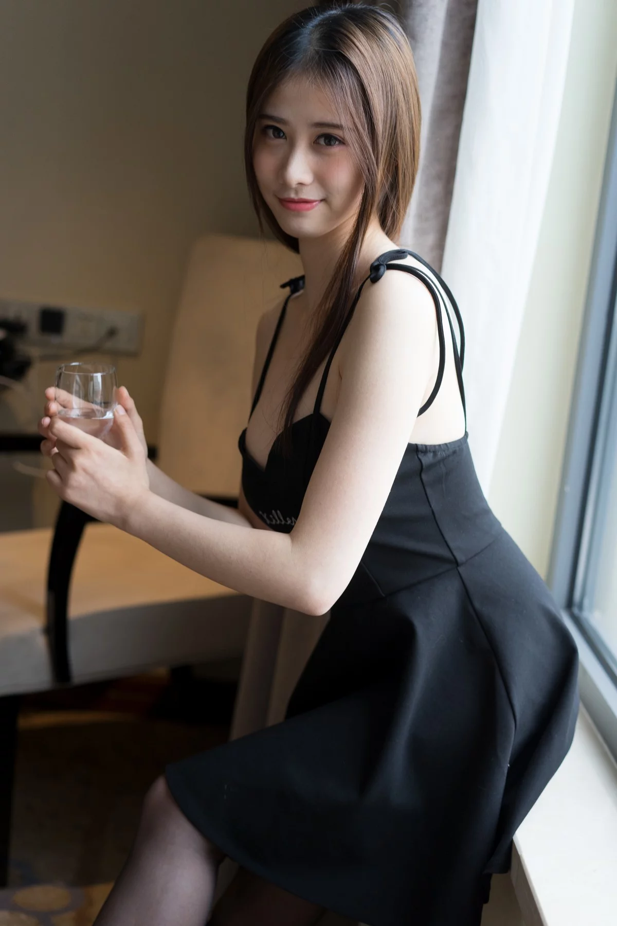 B站女主播一只小仙若黑丝女仆主题性感吊带长裙+黑色女仆装配黑丝袜诱惑写真68P