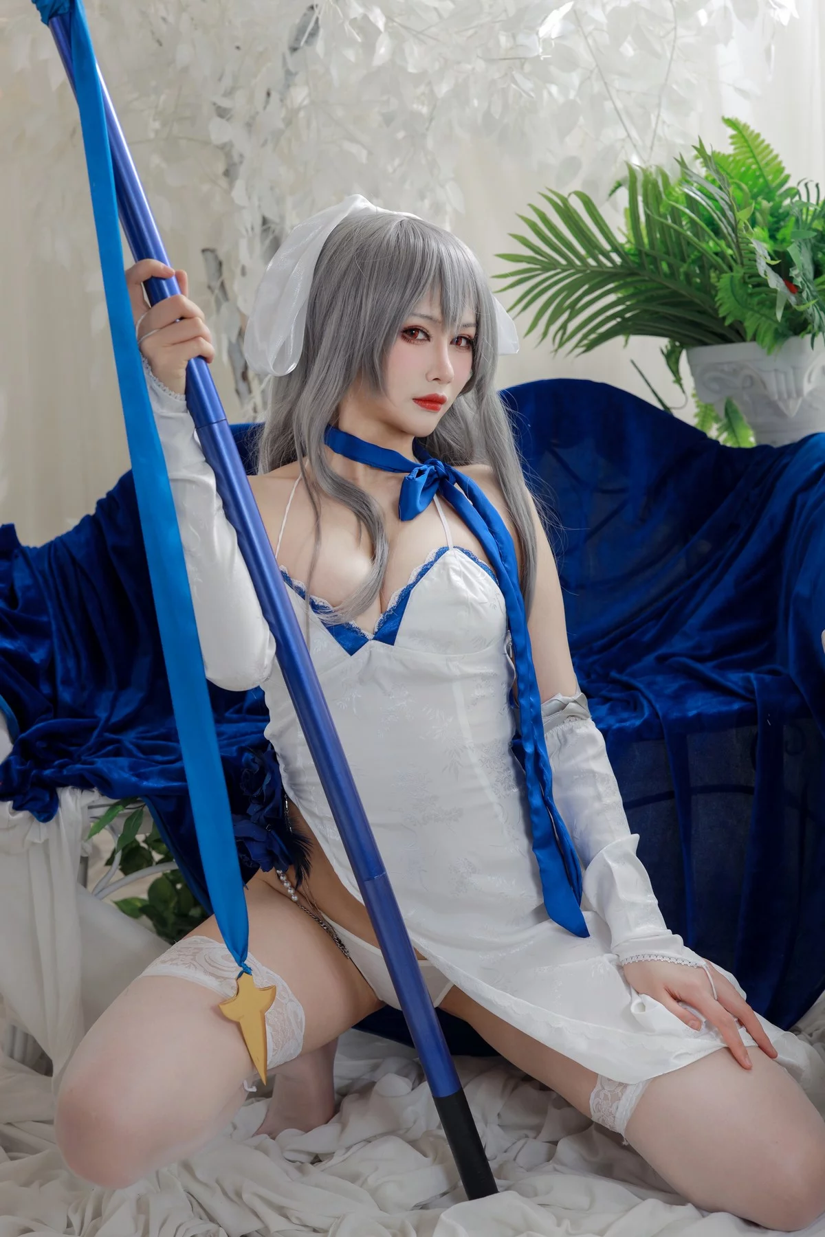 Coser美女兔胖胖min路易九世礼服主题性感白色吊带情趣服饰配白丝袜诱惑写真37P