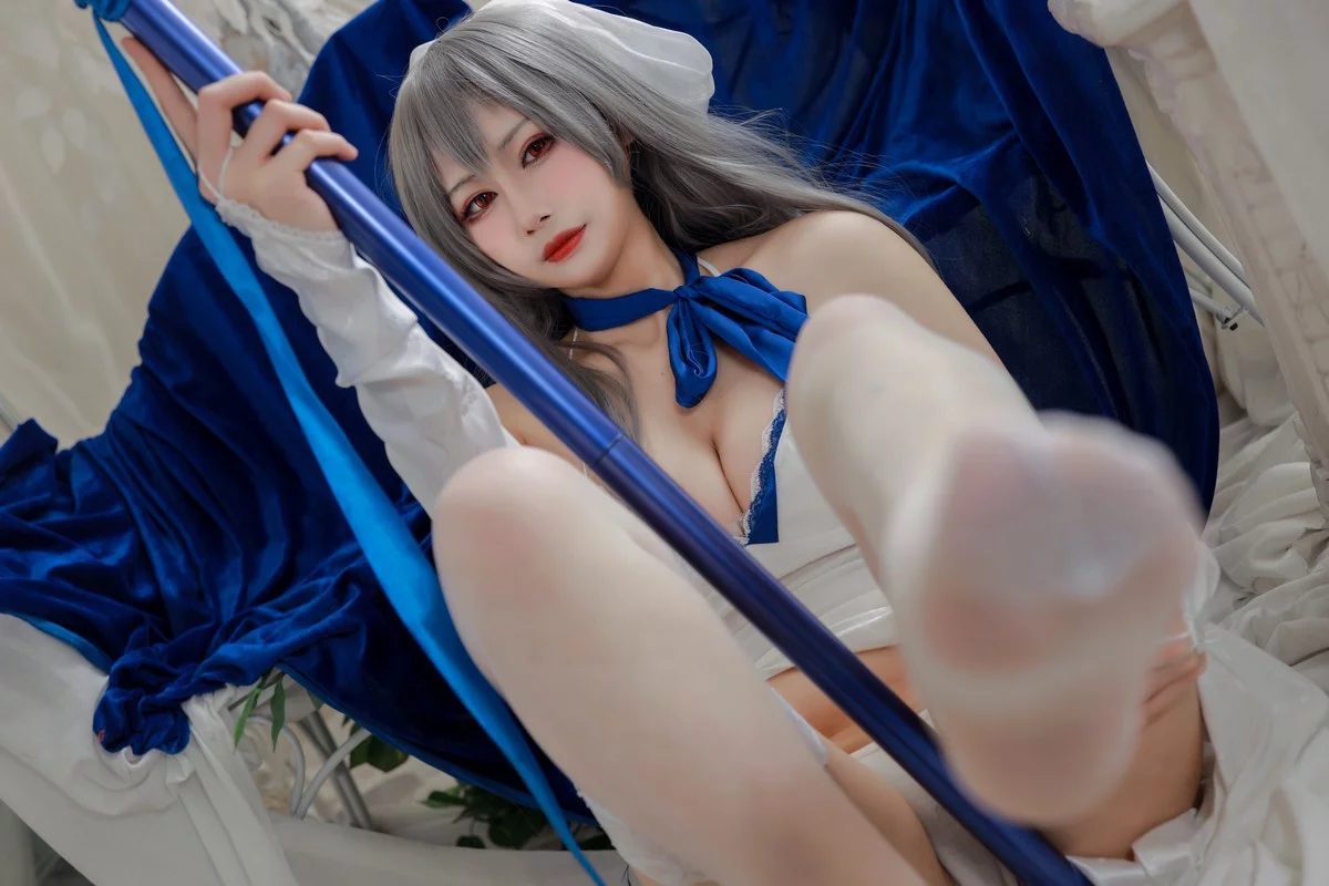 Coser美女兔胖胖min路易九世礼服主题性感白色吊带情趣服饰配白丝袜诱惑写真37P