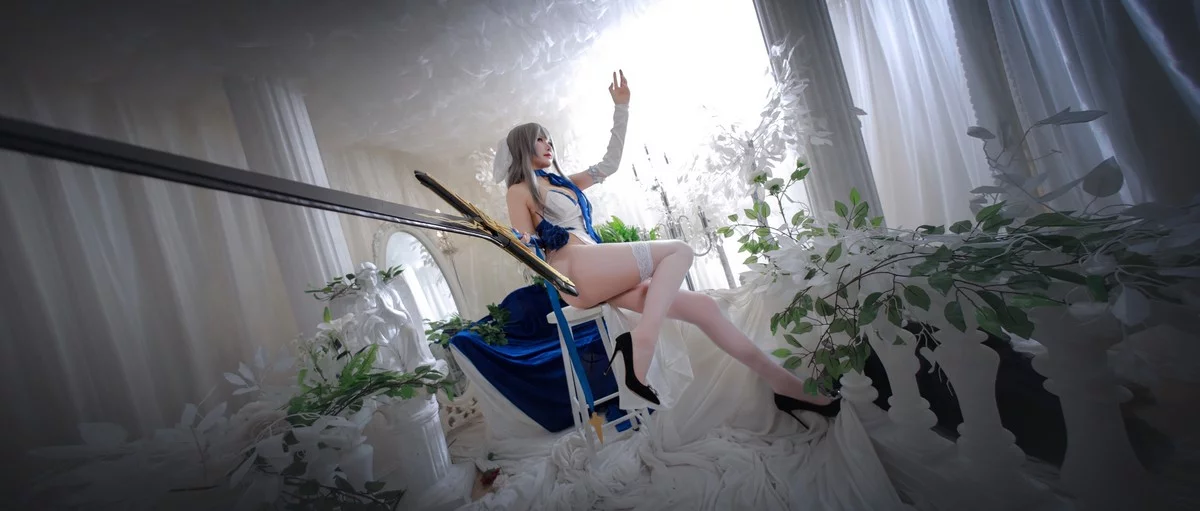 Coser美女兔胖胖min路易九世礼服主题性感白色吊带情趣服饰配白丝袜诱惑写真37P