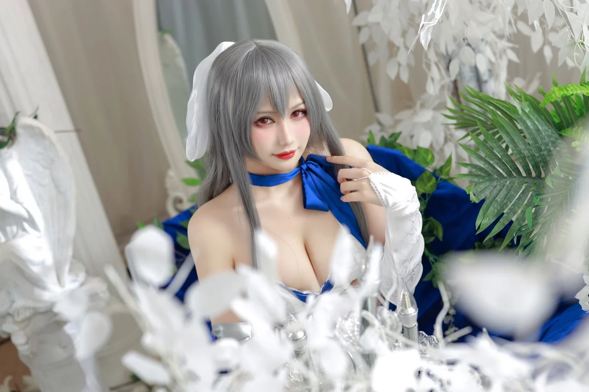 Coser美女兔胖胖min路易九世礼服主题性感白色吊带情趣服饰配白丝袜诱惑写真37P