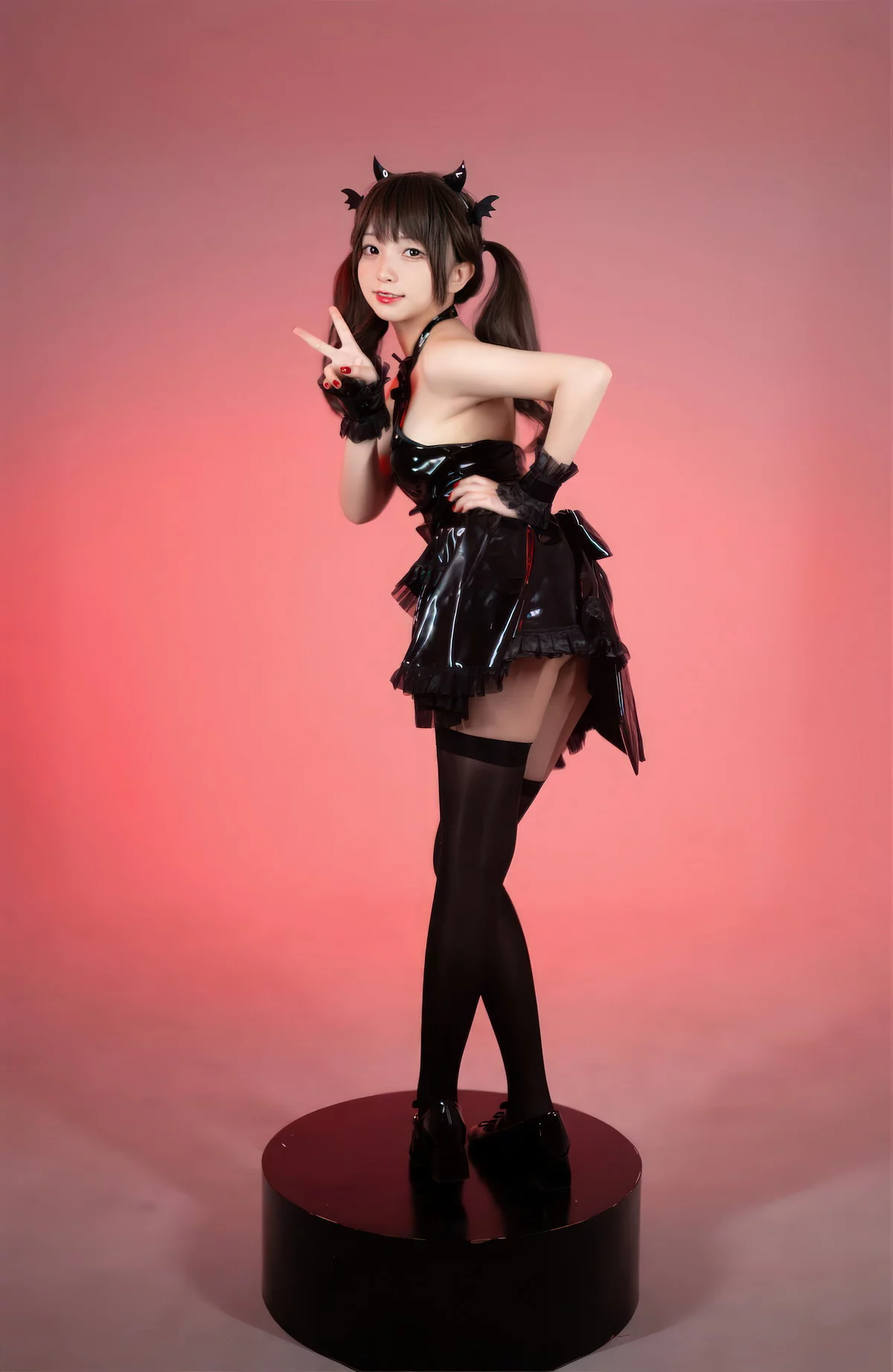 网络美女花铃小恶魔主题性感黑色皮质服饰配黑丝袜秀完美身材撩人诱惑写真85P