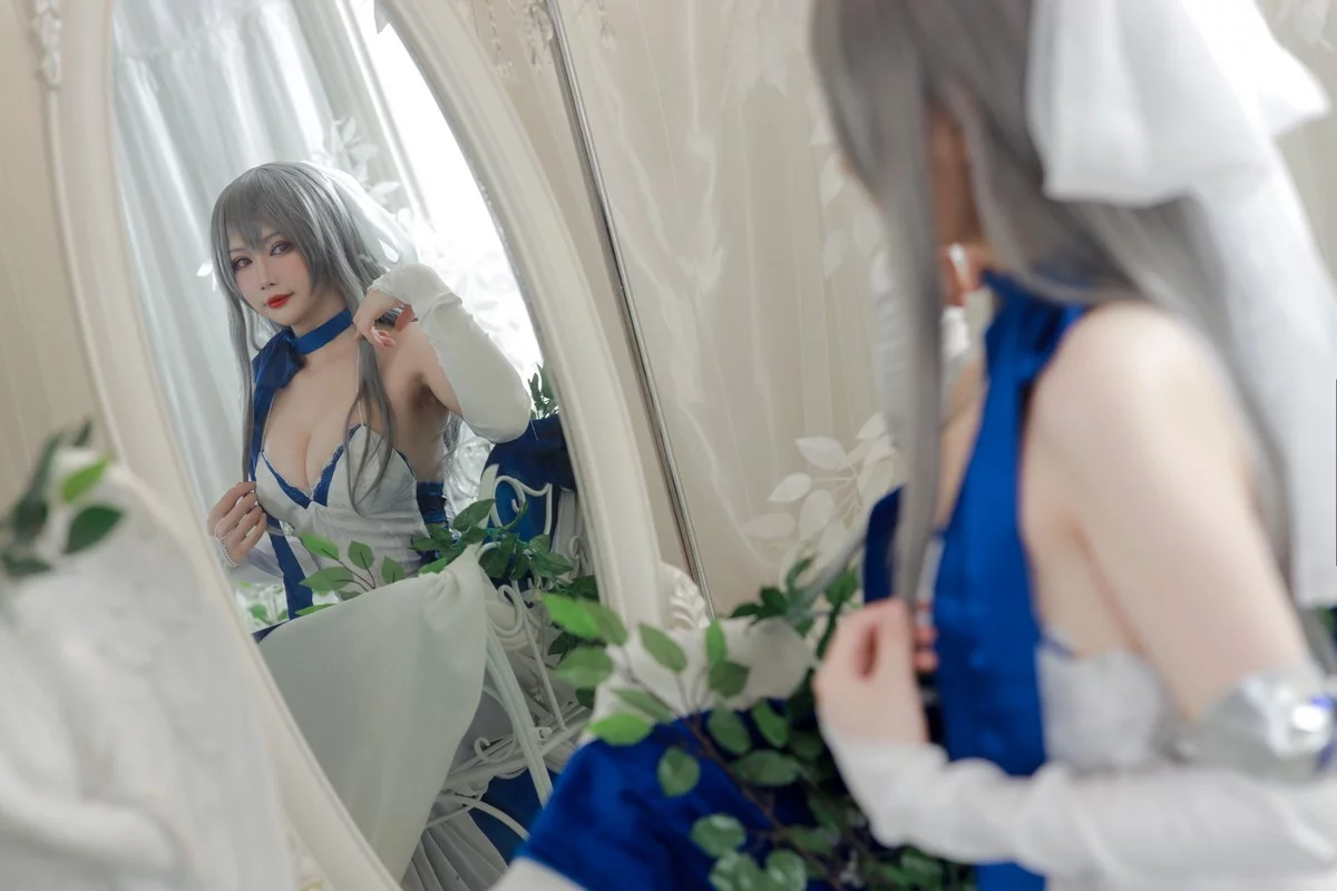 Coser美女兔胖胖min路易九世礼服主题性感白色吊带情趣服饰配白丝袜诱惑写真37P