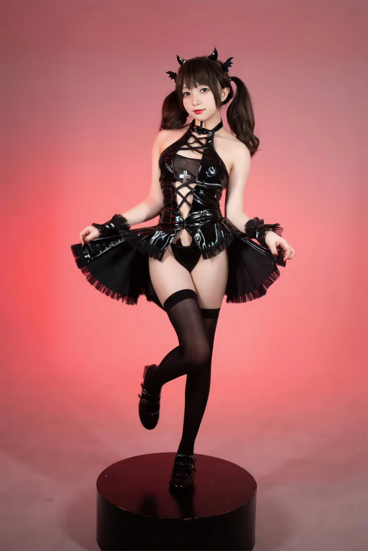 网络美女花铃小恶魔主题性感黑色皮质服饰配黑丝袜秀完美身材撩人诱惑写真85P