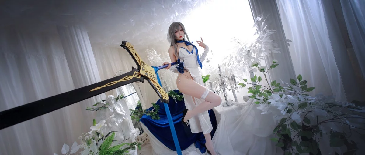 Coser美女兔胖胖min路易九世礼服主题性感白色吊带情趣服饰配白丝袜诱惑写真37P