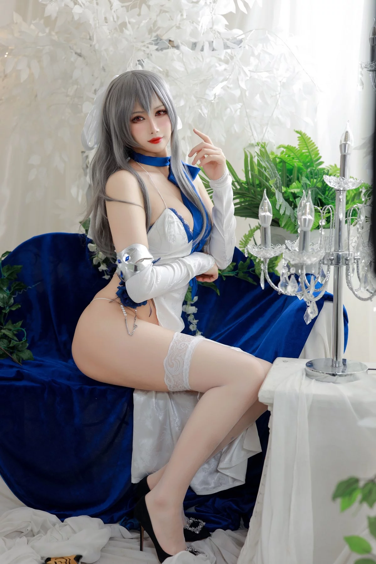 Coser美女兔胖胖min路易九世礼服主题性感白色吊带情趣服饰配白丝袜诱惑写真37P