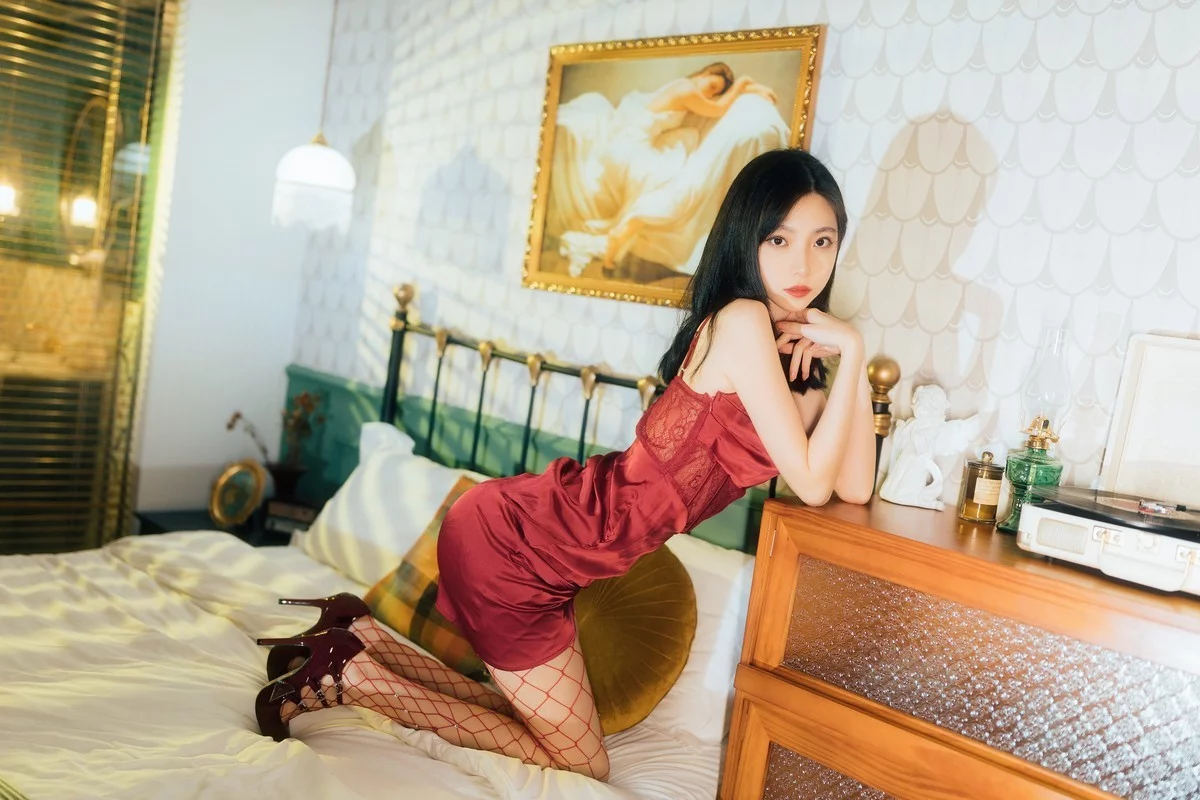 网络美女许岚LAN网袜红裙主题性感红色吊带短裙配红丝网袜秀翘臀美腿诱惑写真40P