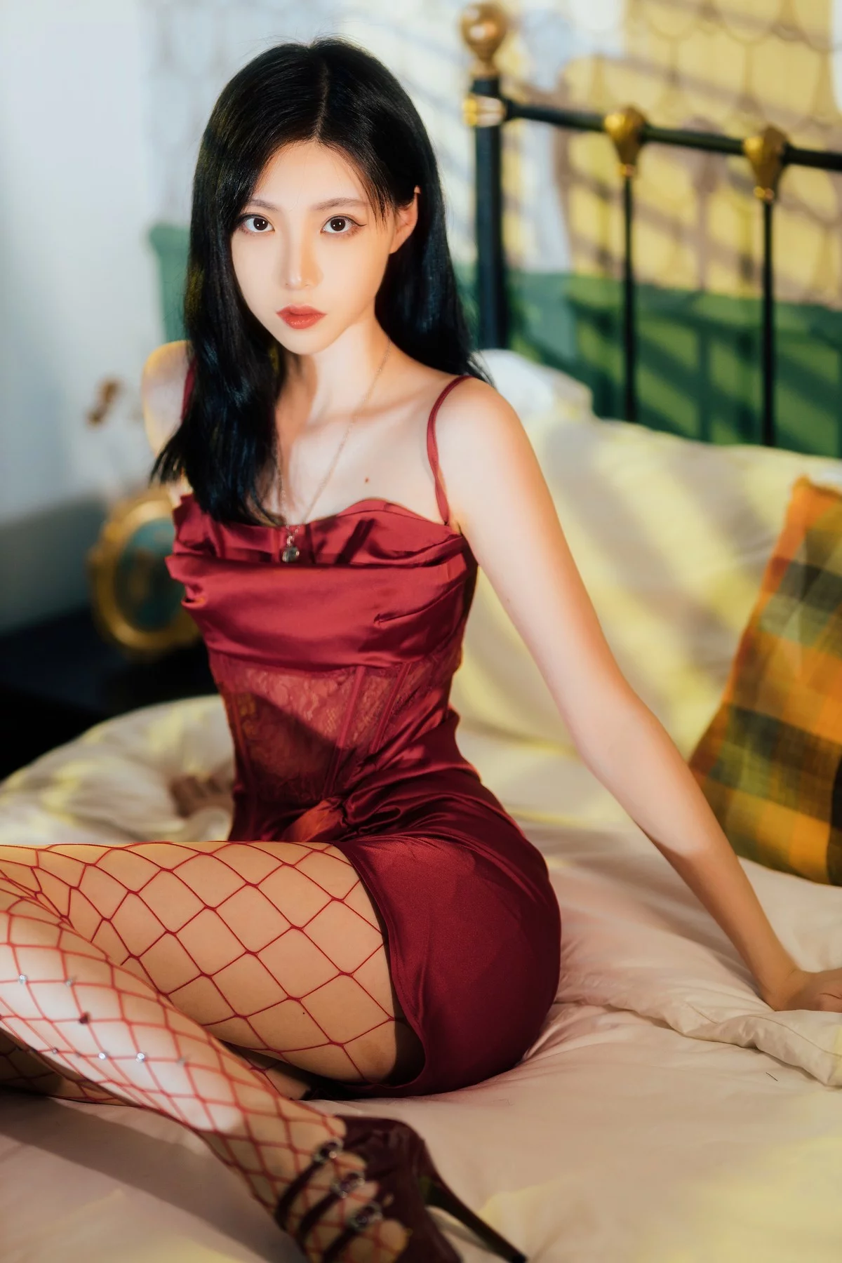 网络美女许岚LAN网袜红裙主题性感红色吊带短裙配红丝网袜秀翘臀美腿诱惑写真40P