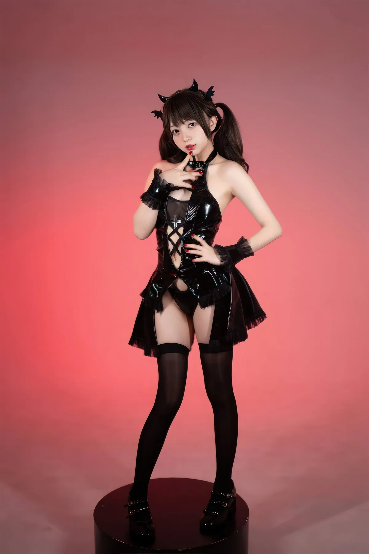 网络美女花铃小恶魔主题性感黑色皮质服饰配黑丝袜秀完美身材撩人诱惑写真85P