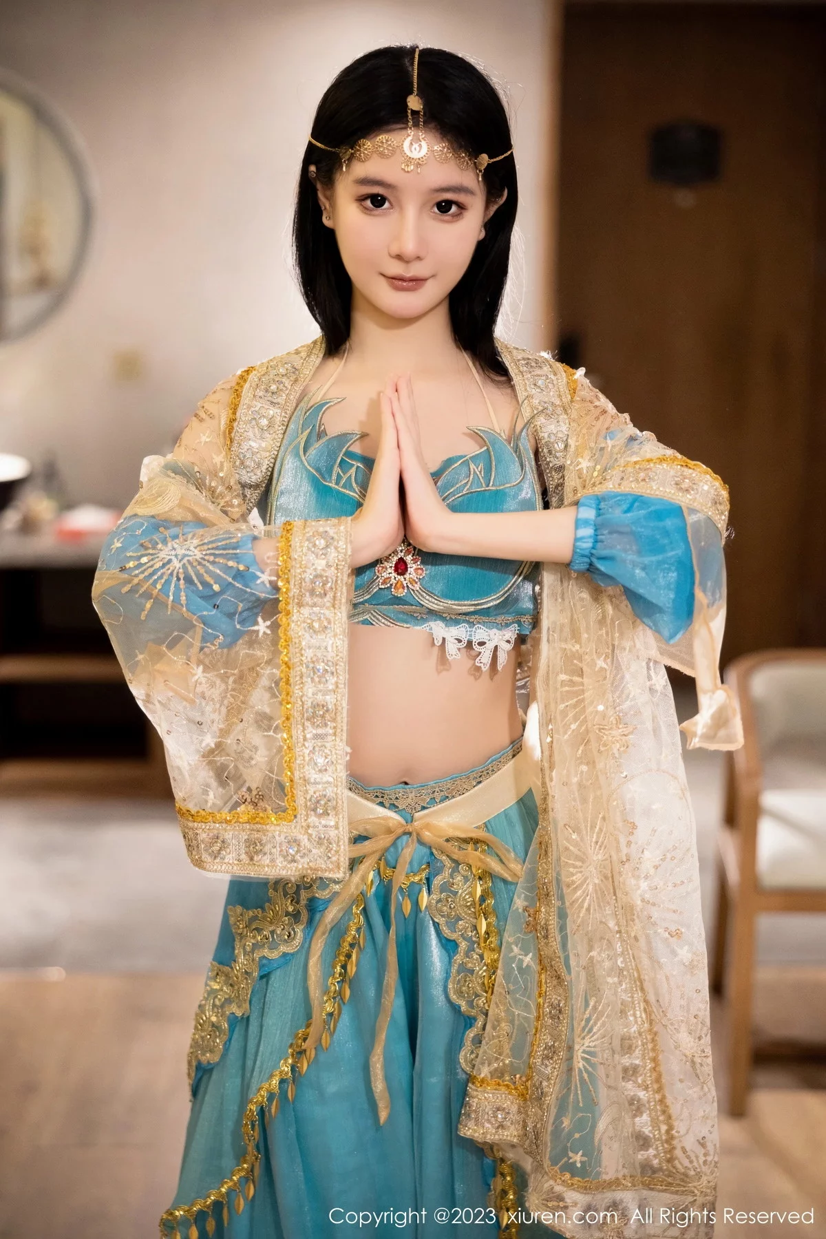 XiuRen第7469期_模特幼幼性感蓝色西域舞娘短裙露黑色内裤秀白嫩美腿诱惑写真82P