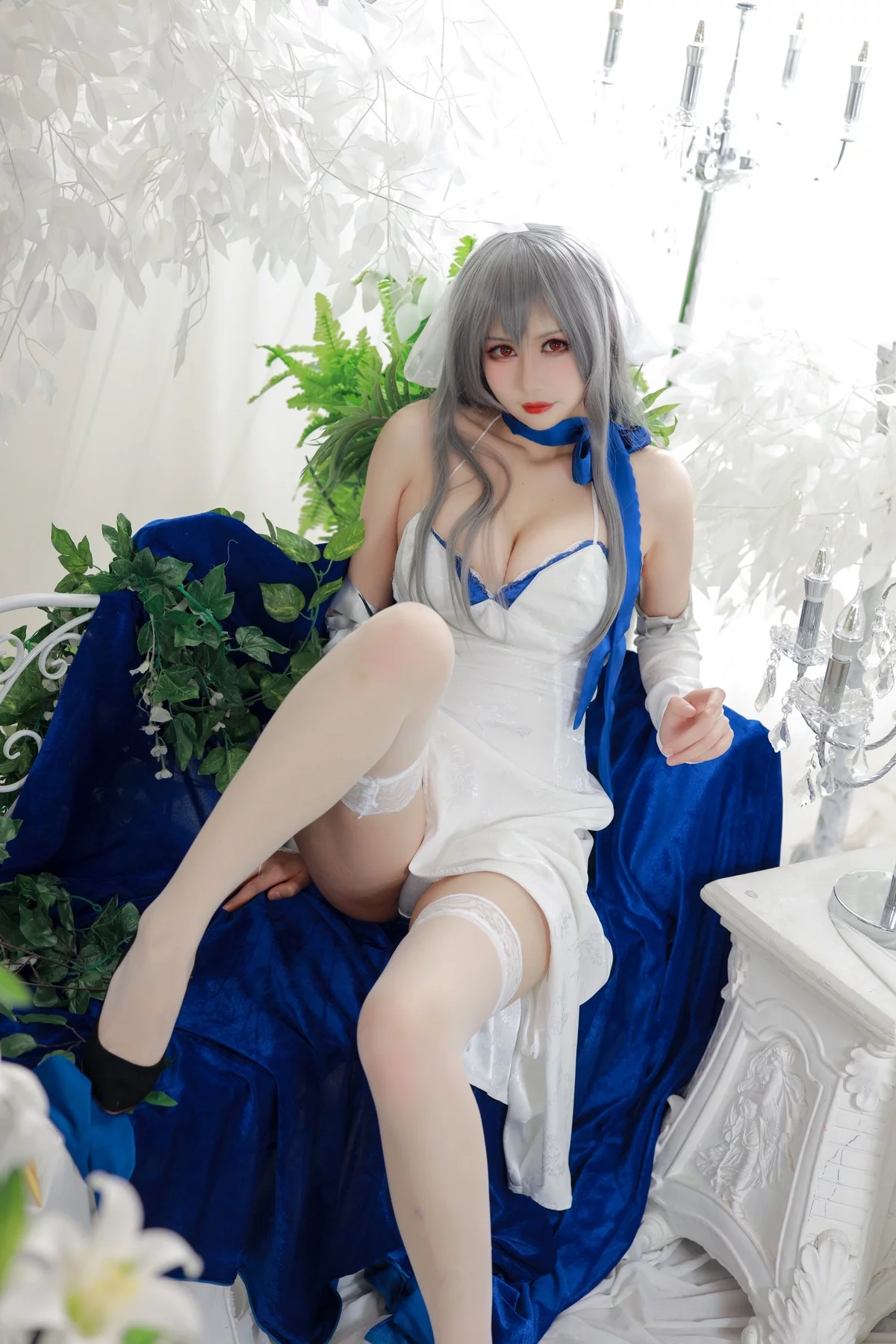 Coser美女兔胖胖min路易九世礼服主题性感白色吊带情趣服饰配白丝袜诱惑写真37P