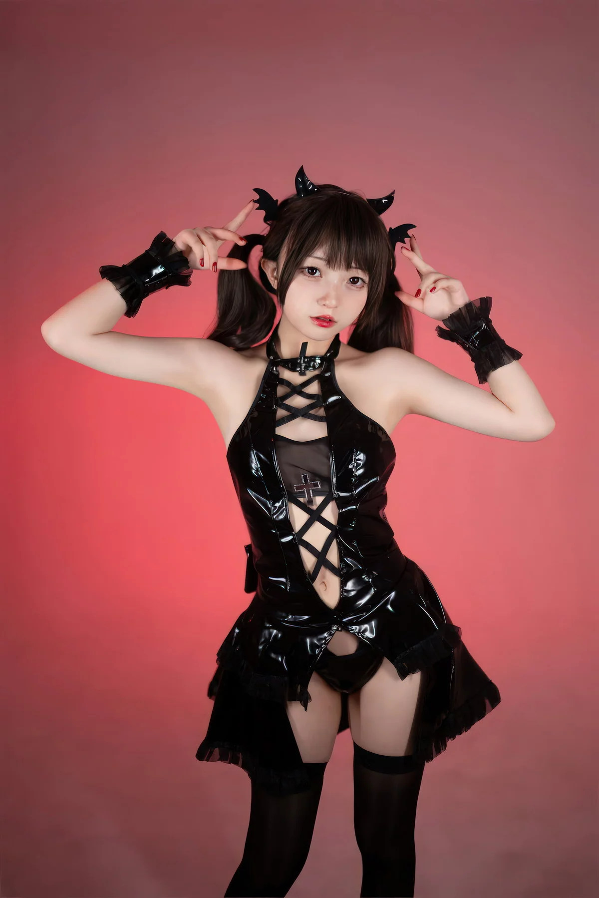 网络美女花铃小恶魔主题性感黑色皮质服饰配黑丝袜秀完美身材撩人诱惑写真85P