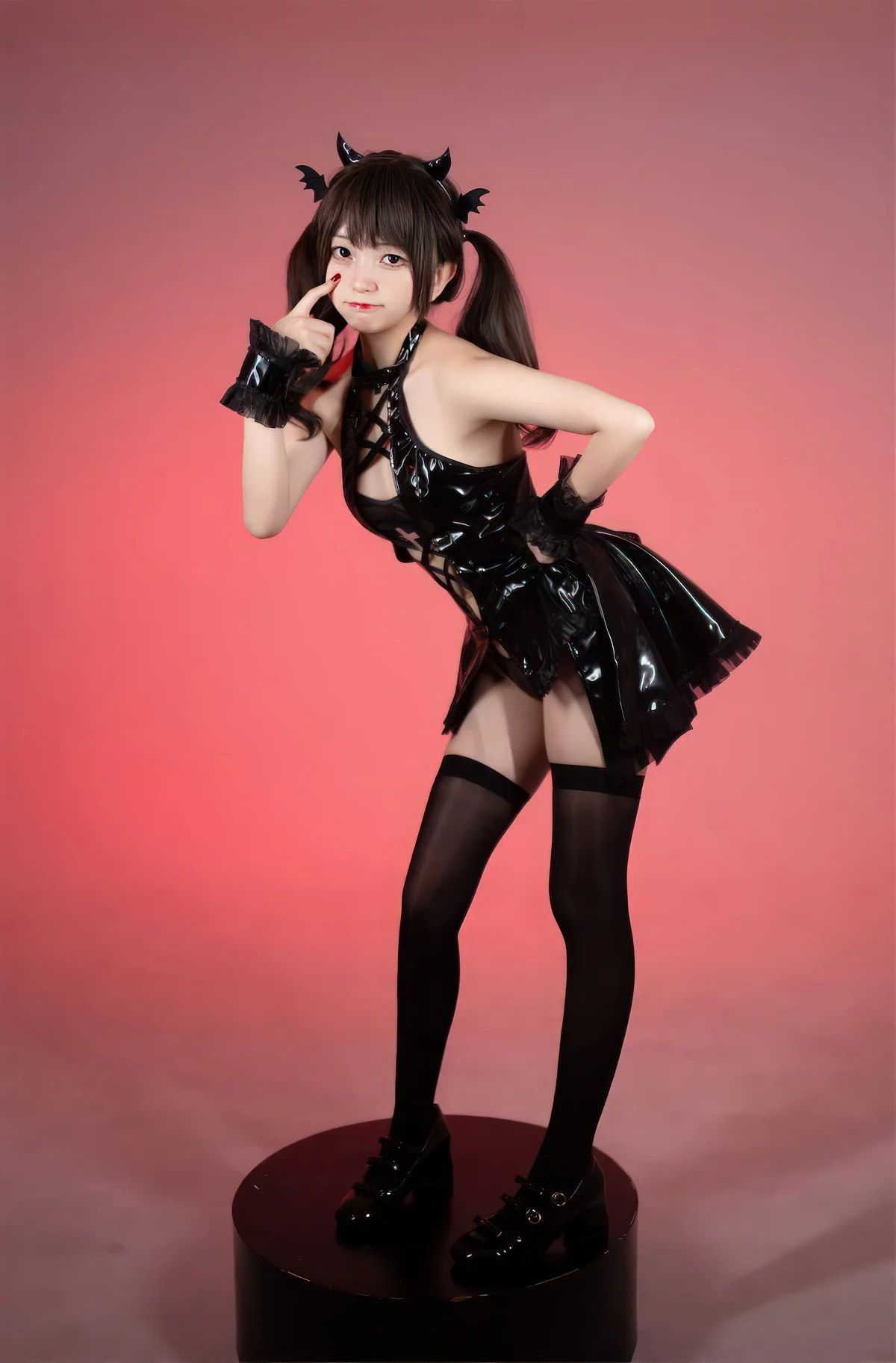 网络美女花铃小恶魔主题性感黑色皮质服饰配黑丝袜秀完美身材撩人诱惑写真85P