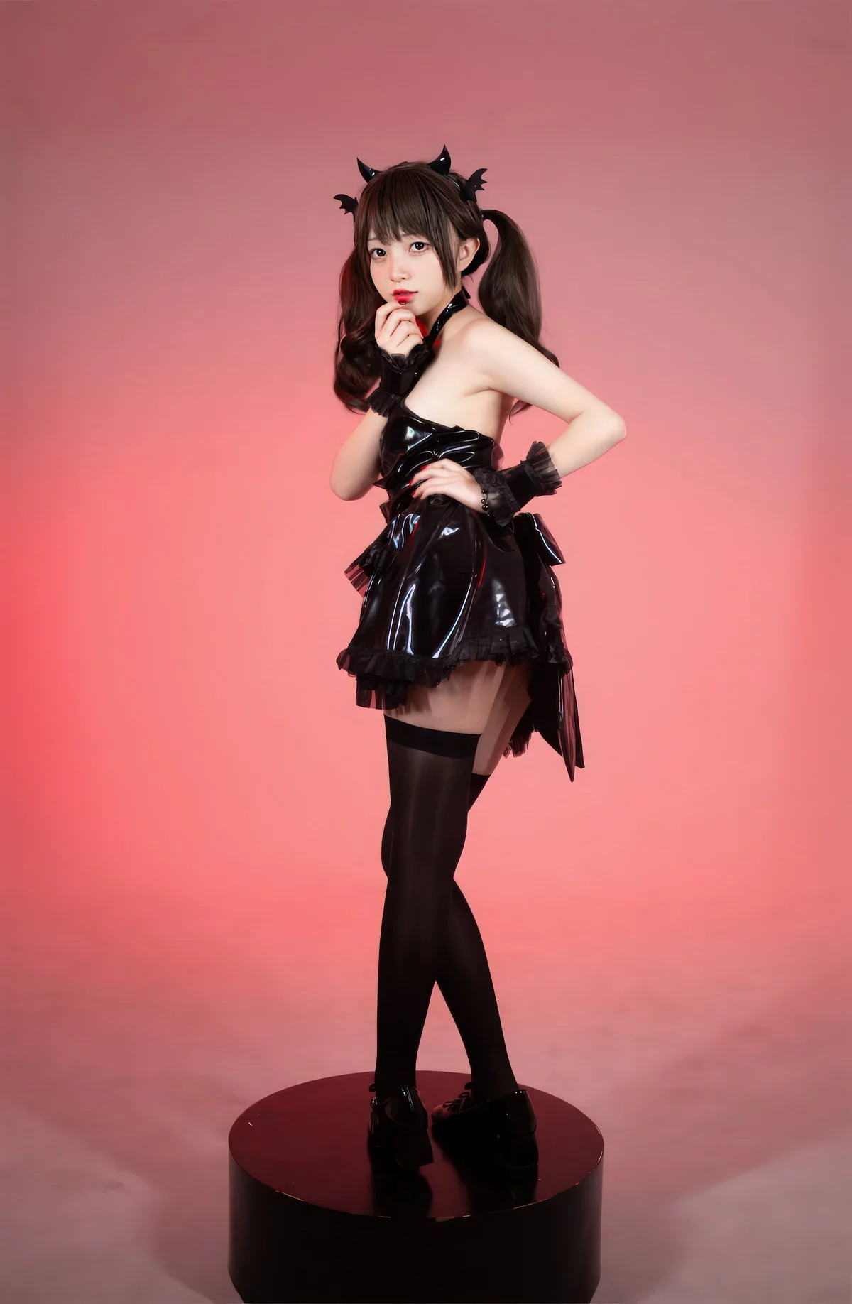 网络美女花铃小恶魔主题性感黑色皮质服饰配黑丝袜秀完美身材撩人诱惑写真85P