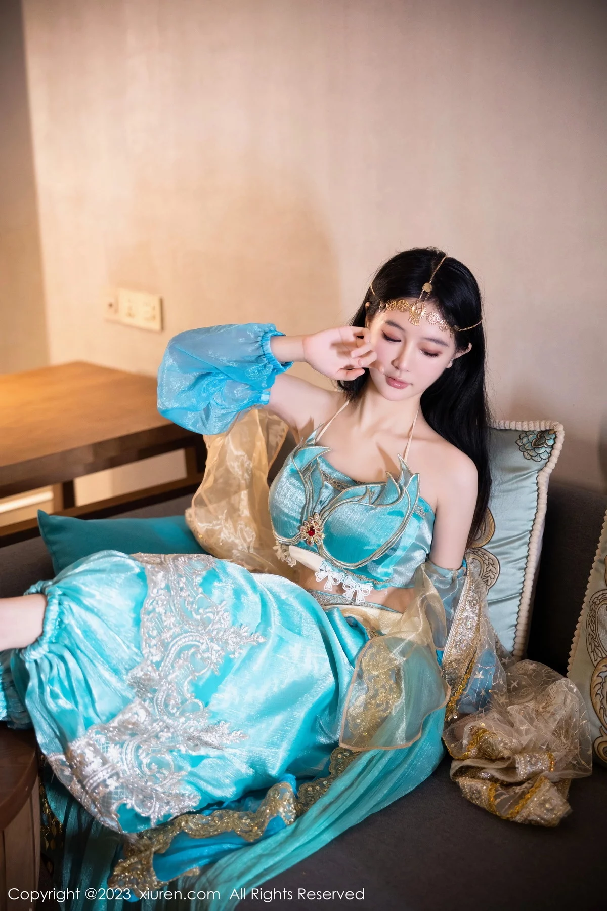 XiuRen第7469期_模特幼幼性感蓝色西域舞娘短裙露黑色内裤秀白嫩美腿诱惑写真82P