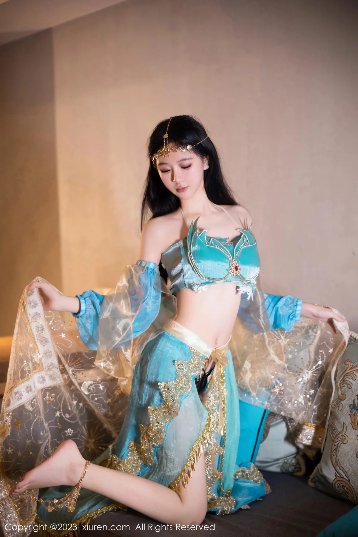 XiuRen第7469期_模特幼幼性感蓝色西域舞娘短裙露黑色内裤秀白嫩美腿诱惑写真82P