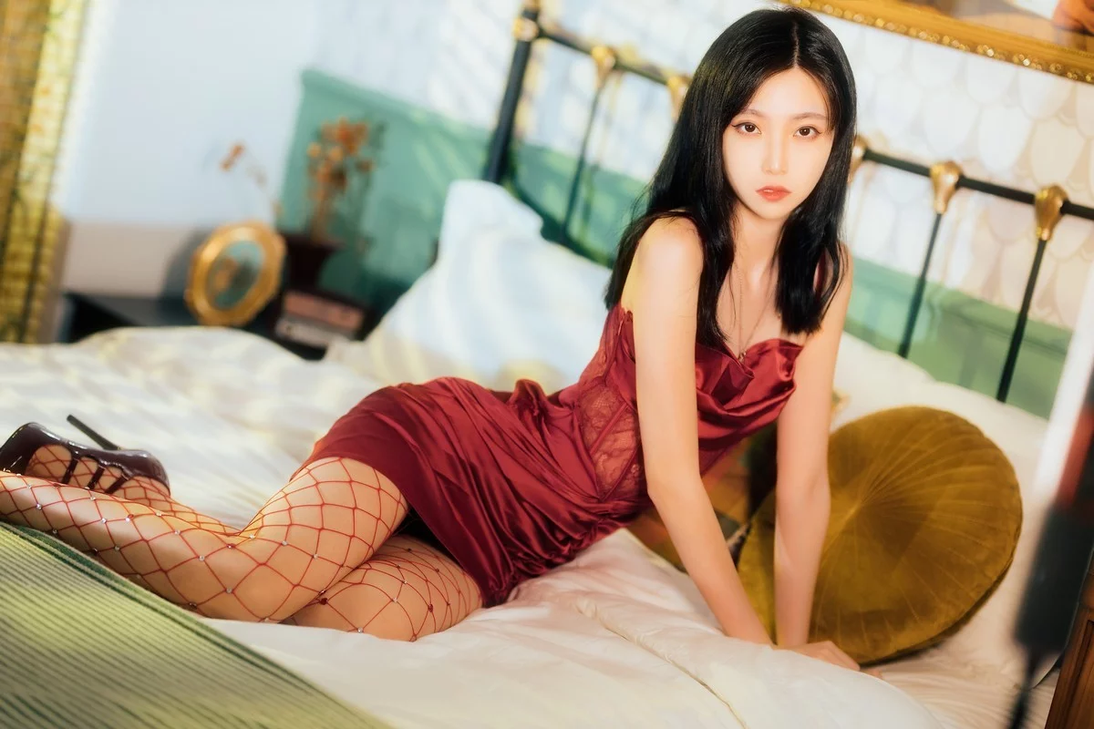 网络美女许岚LAN网袜红裙主题性感红色吊带短裙配红丝网袜秀翘臀美腿诱惑写真40P