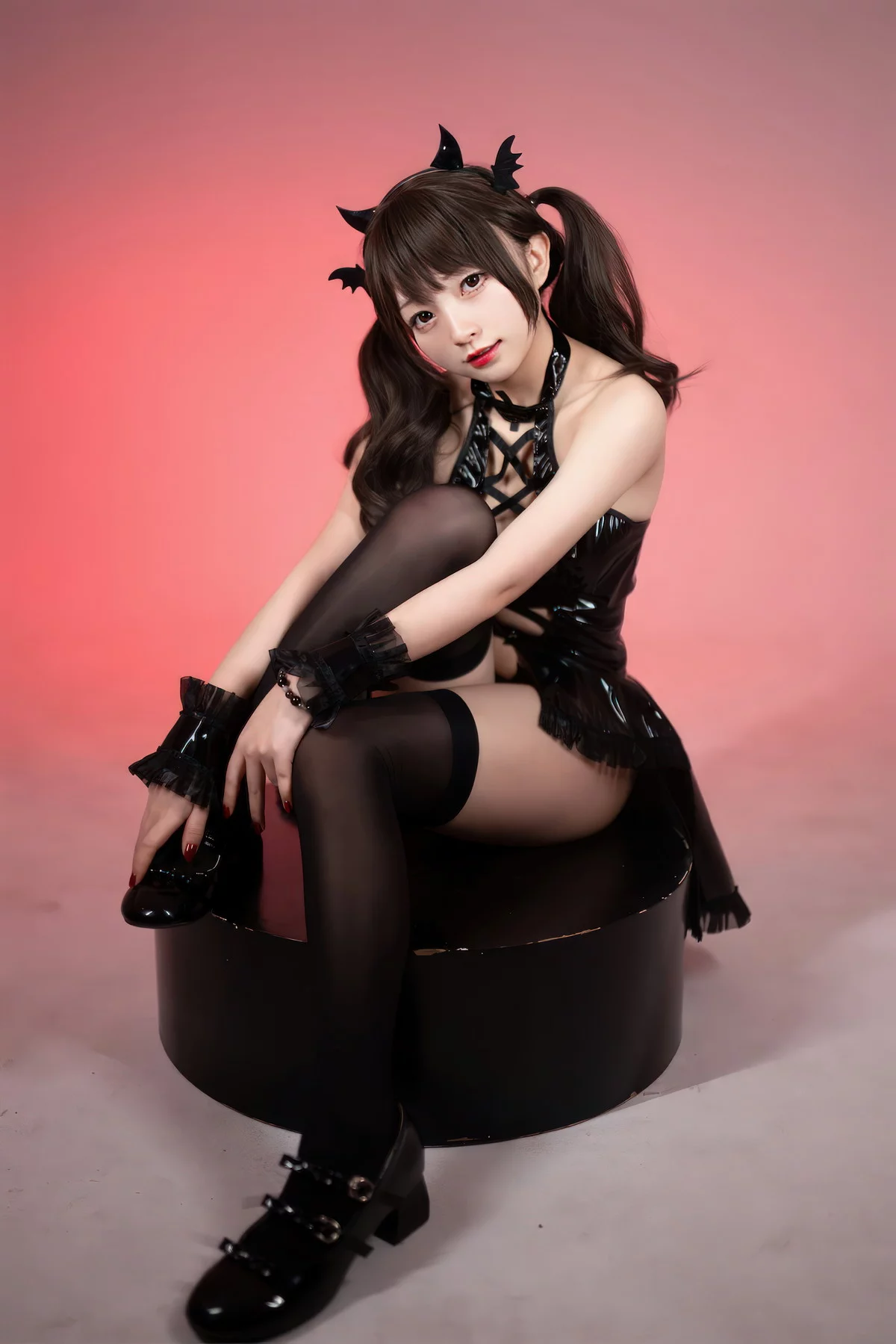 网络美女花铃小恶魔主题性感黑色皮质服饰配黑丝袜秀完美身材撩人诱惑写真85P