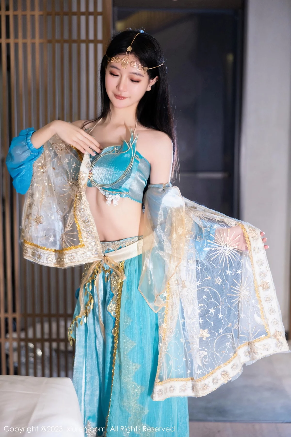 XiuRen第7469期_模特幼幼性感蓝色西域舞娘短裙露黑色内裤秀白嫩美腿诱惑写真82P
