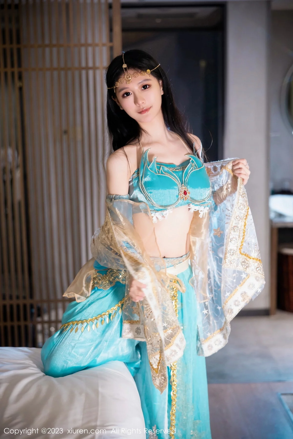 XiuRen第7469期_模特幼幼性感蓝色西域舞娘短裙露黑色内裤秀白嫩美腿诱惑写真82P