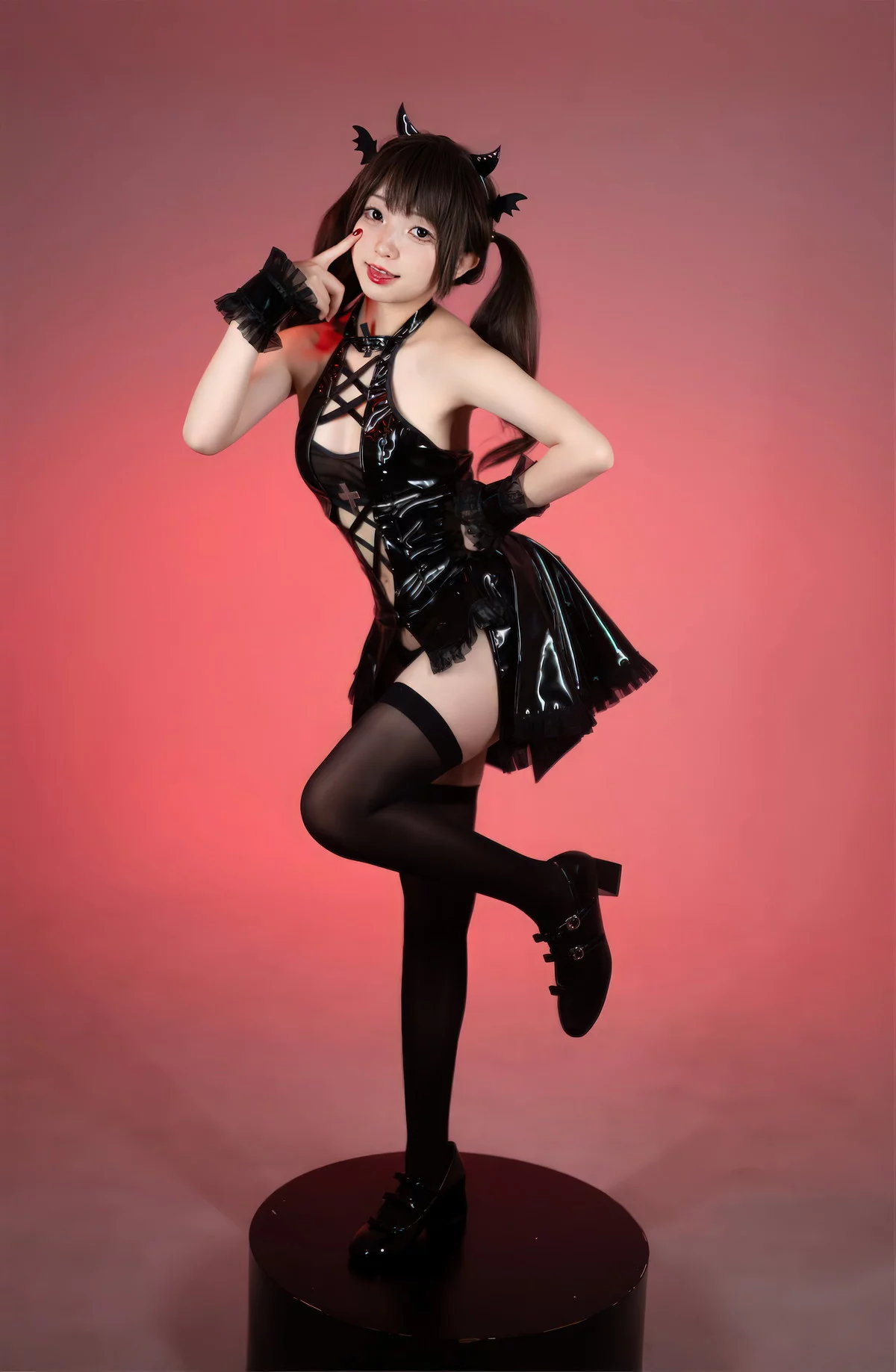 网络美女花铃小恶魔主题性感黑色皮质服饰配黑丝袜秀完美身材撩人诱惑写真85P