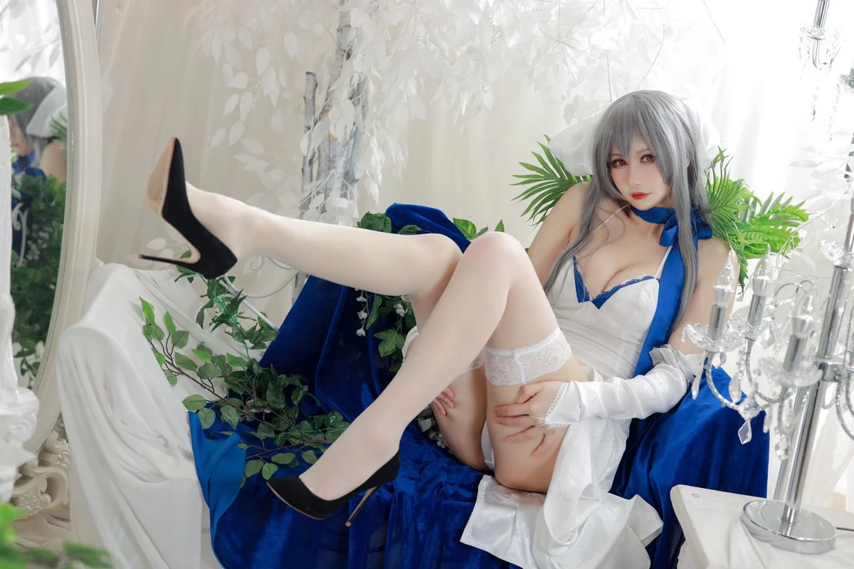 Coser美女兔胖胖min路易九世礼服主题性感白色吊带情趣服饰配白丝袜诱惑写真37P