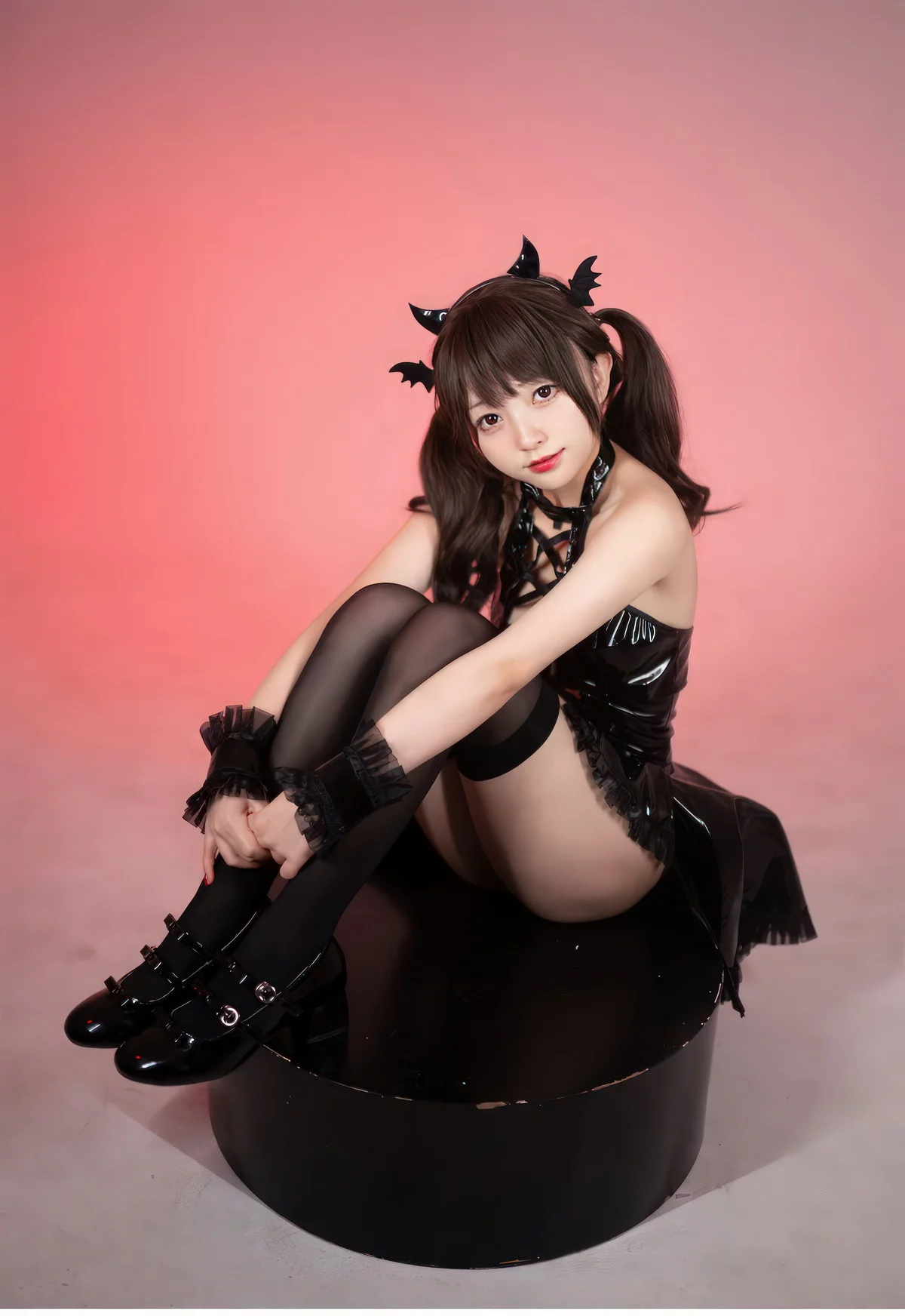 网络美女花铃小恶魔主题性感黑色皮质服饰配黑丝袜秀完美身材撩人诱惑写真85P