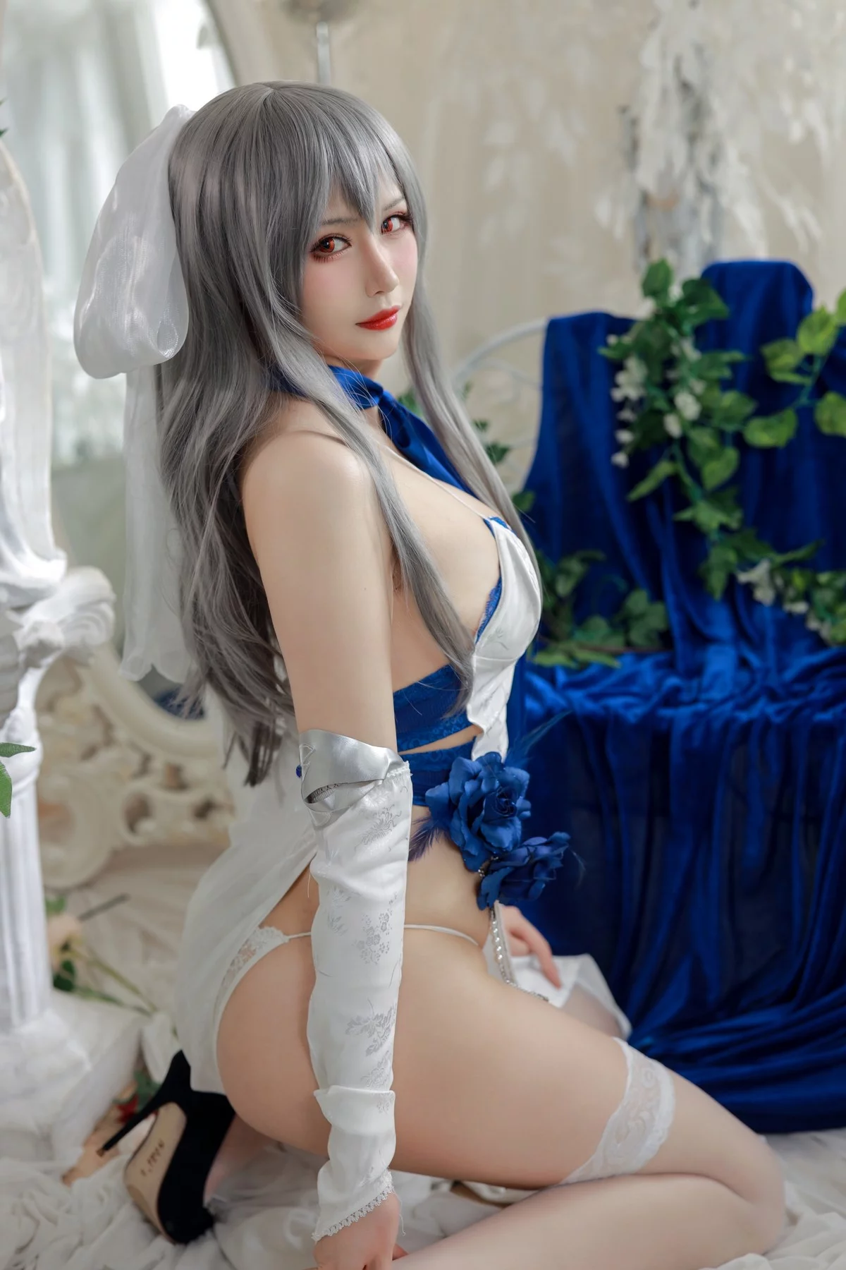 Coser美女兔胖胖min路易九世礼服主题性感白色吊带情趣服饰配白丝袜诱惑写真37P
