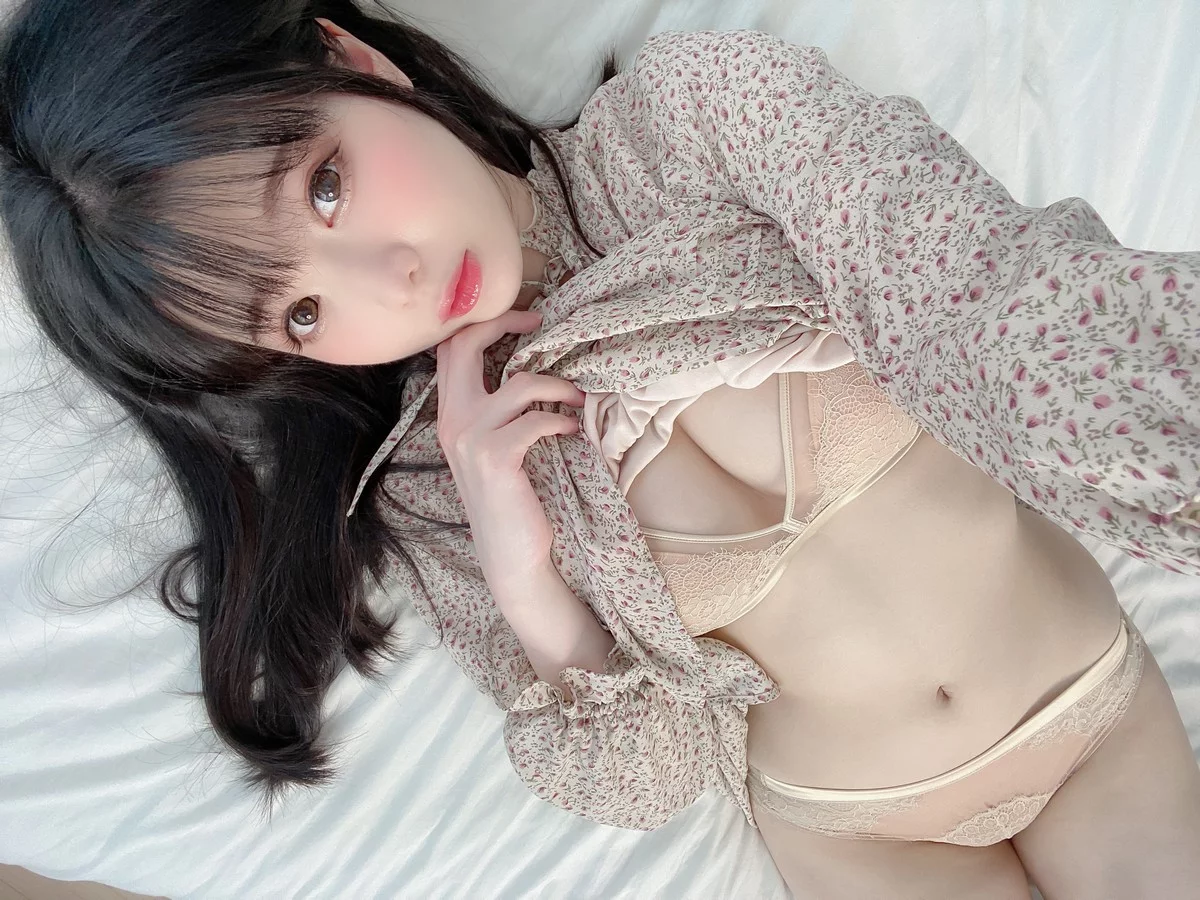 微博妹纸霜月shimo私服主题私房床上脱花色睡裙露性感肉色蕾丝内衣惹火诱惑写真31P