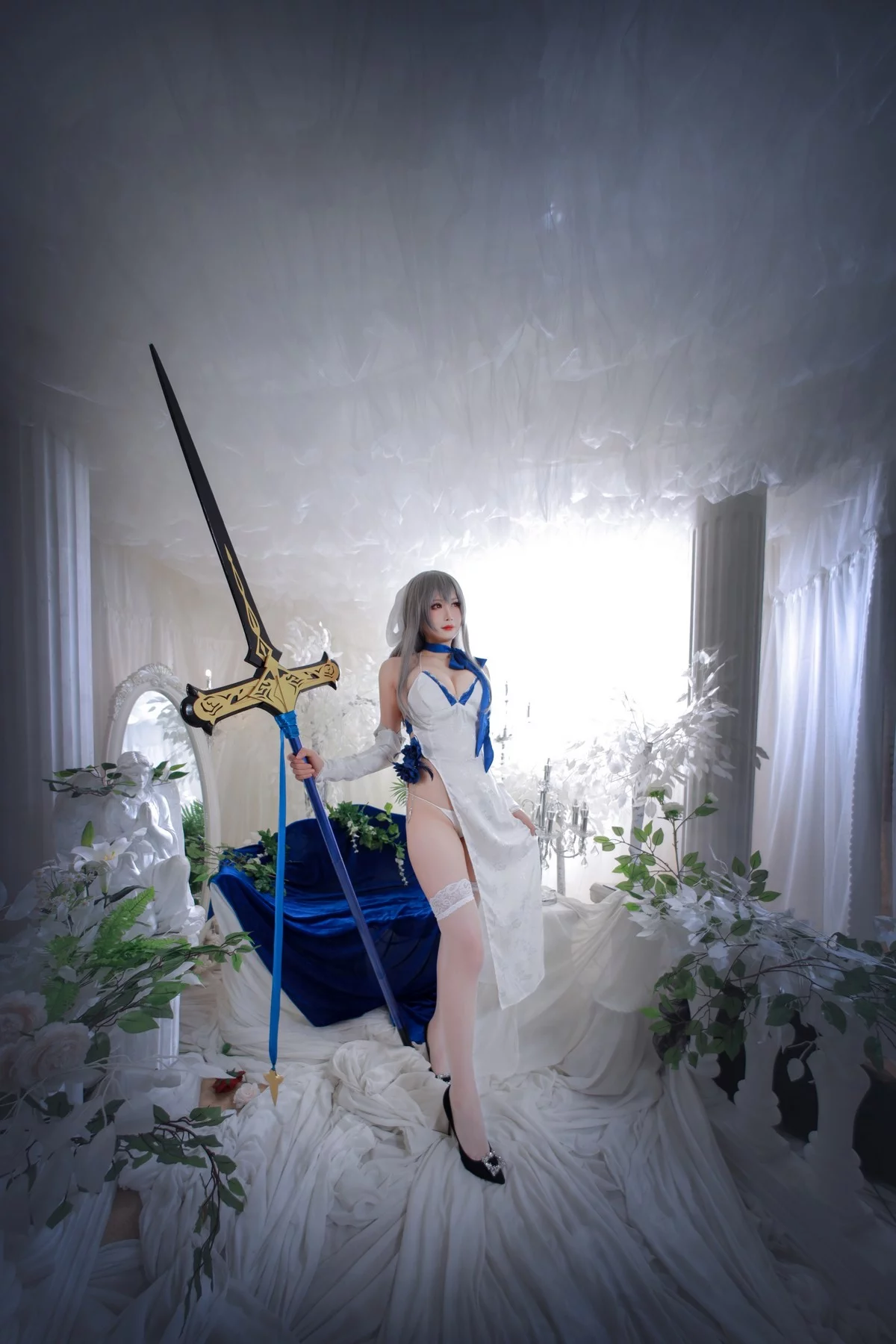 Coser美女兔胖胖min路易九世礼服主题性感白色吊带情趣服饰配白丝袜诱惑写真37P