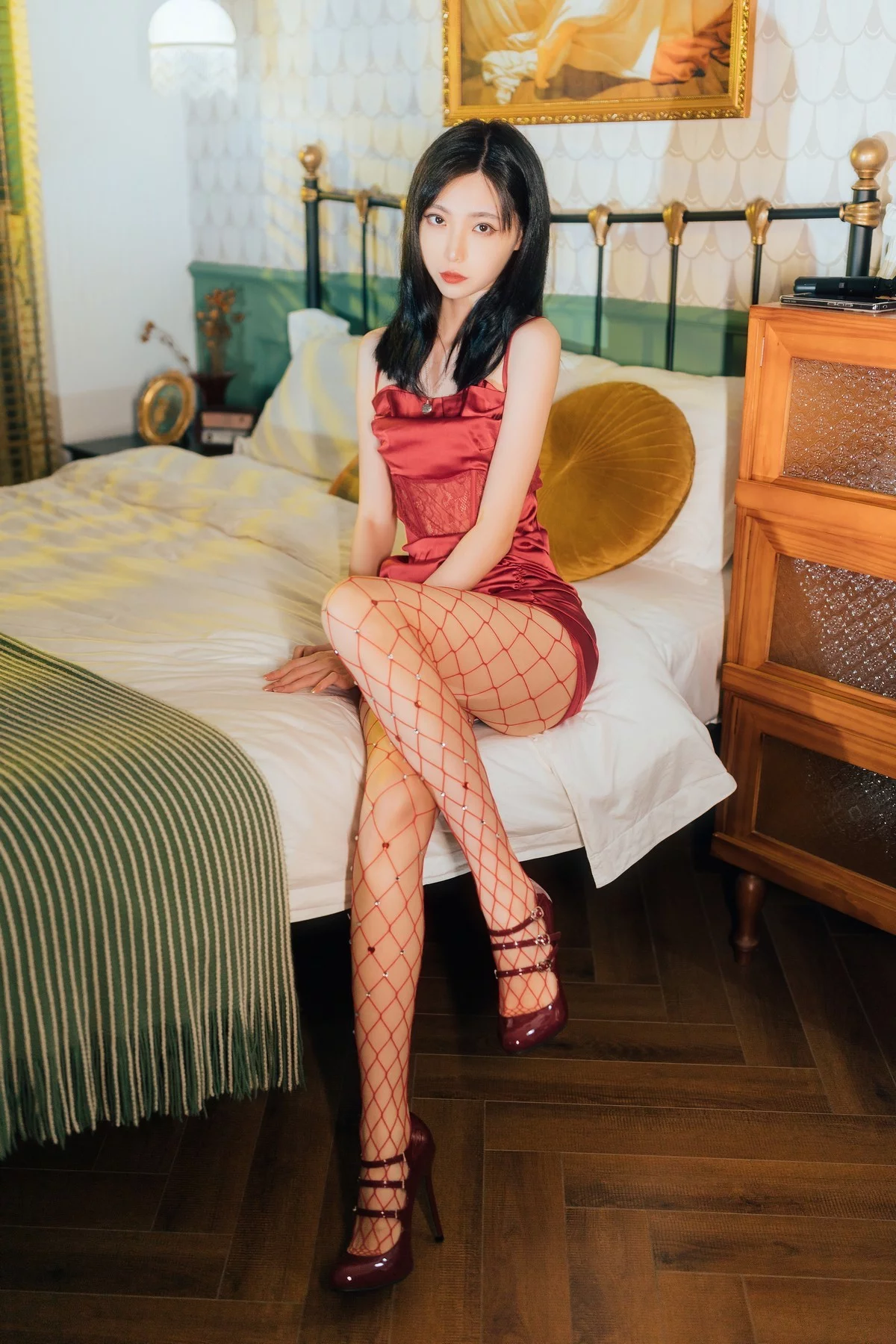 网络美女许岚LAN网袜红裙主题性感红色吊带短裙配红丝网袜秀翘臀美腿诱惑写真40P