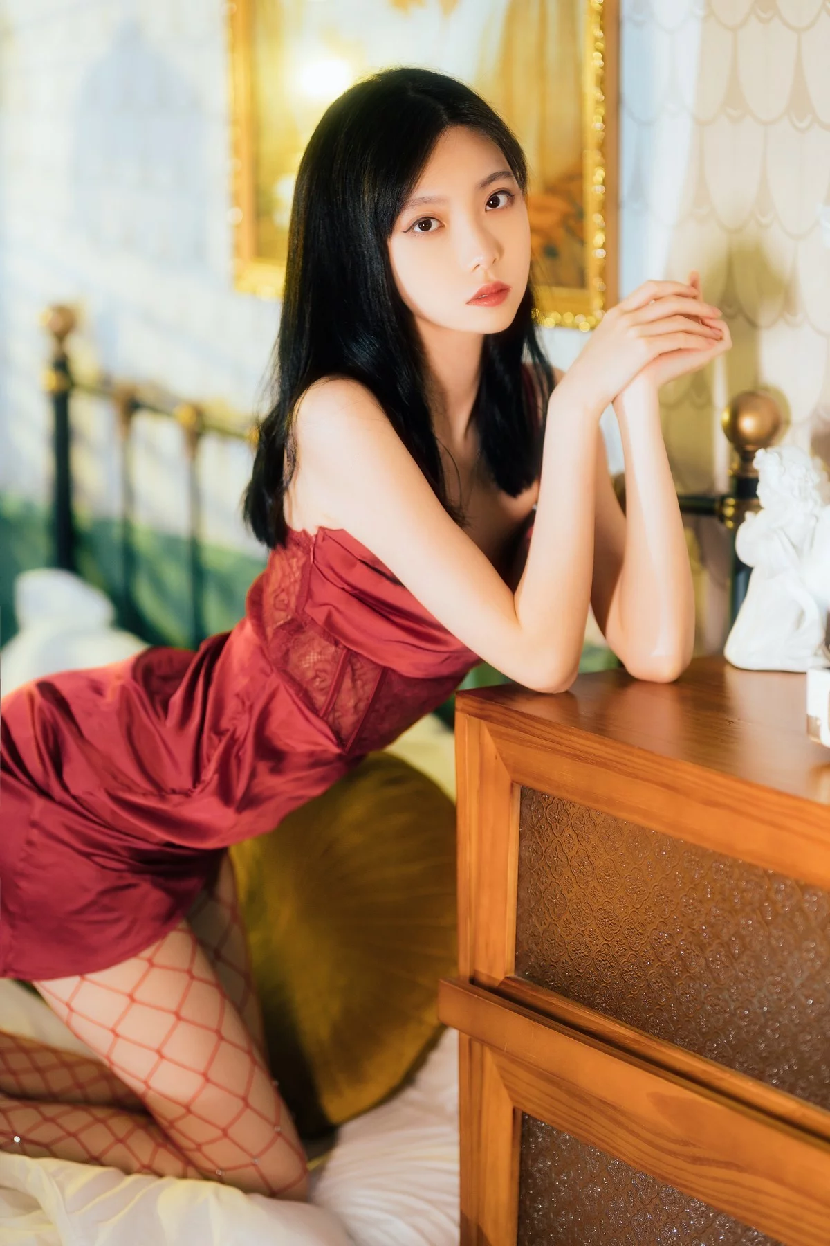 网络美女许岚LAN网袜红裙主题性感红色吊带短裙配红丝网袜秀翘臀美腿诱惑写真40P