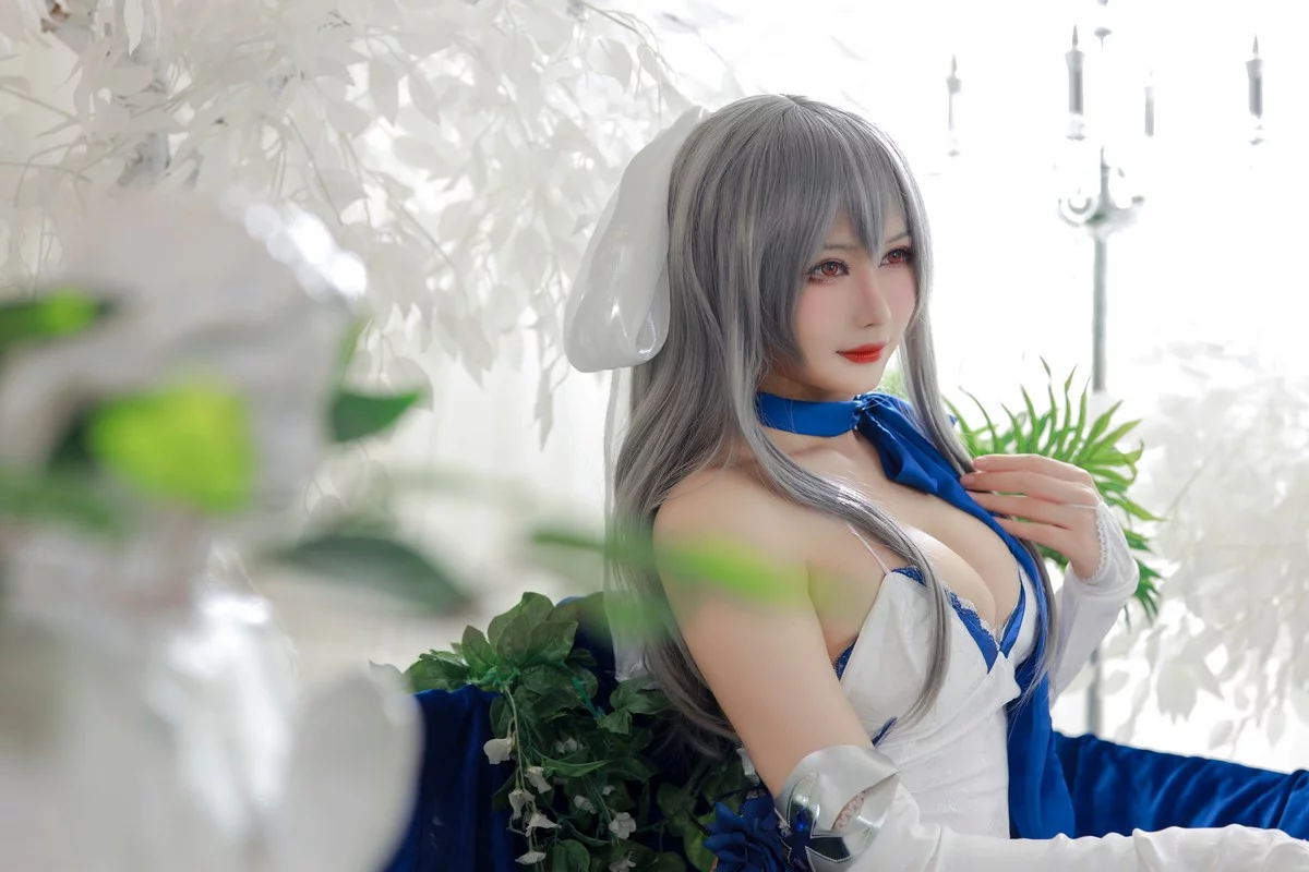 Coser美女兔胖胖min路易九世礼服主题性感白色吊带情趣服饰配白丝袜诱惑写真37P