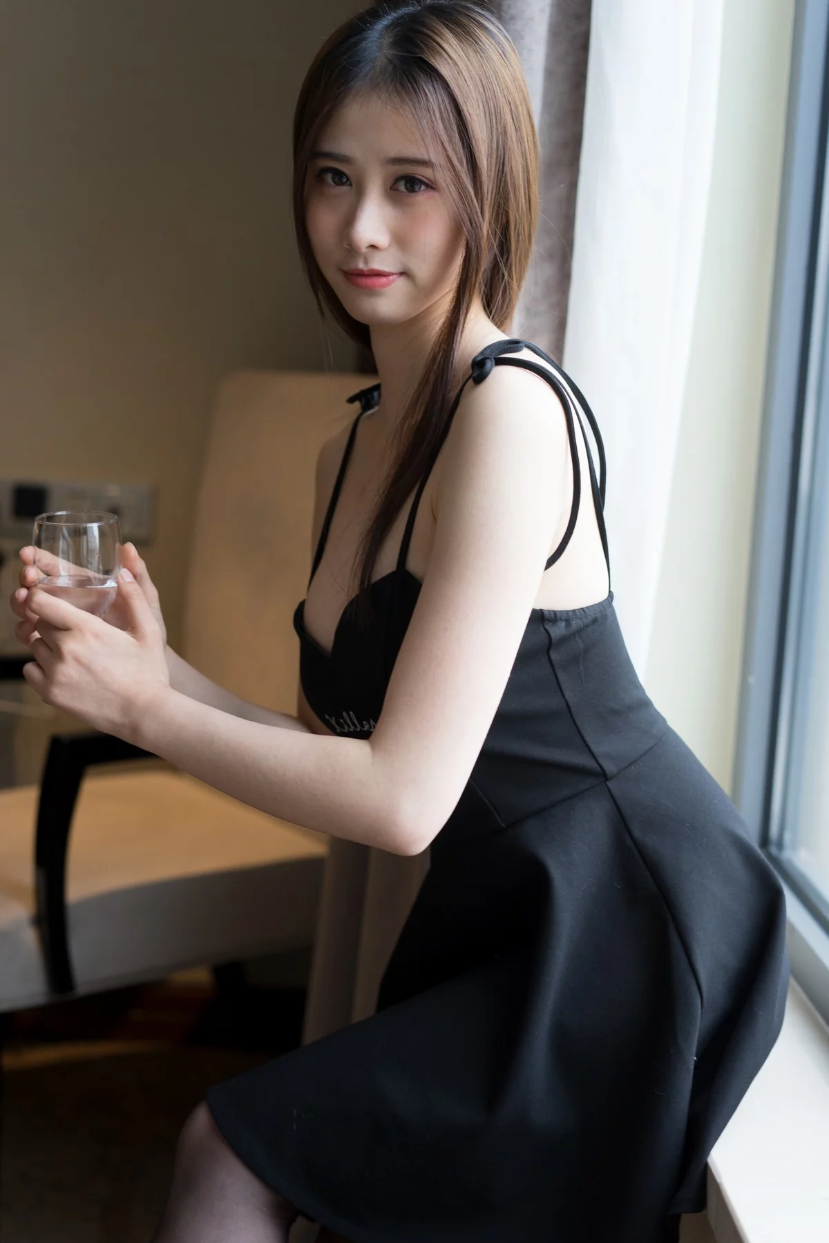 B站女主播一只小仙若黑丝女仆主题性感吊带长裙+黑色女仆装配黑丝袜诱惑写真68P