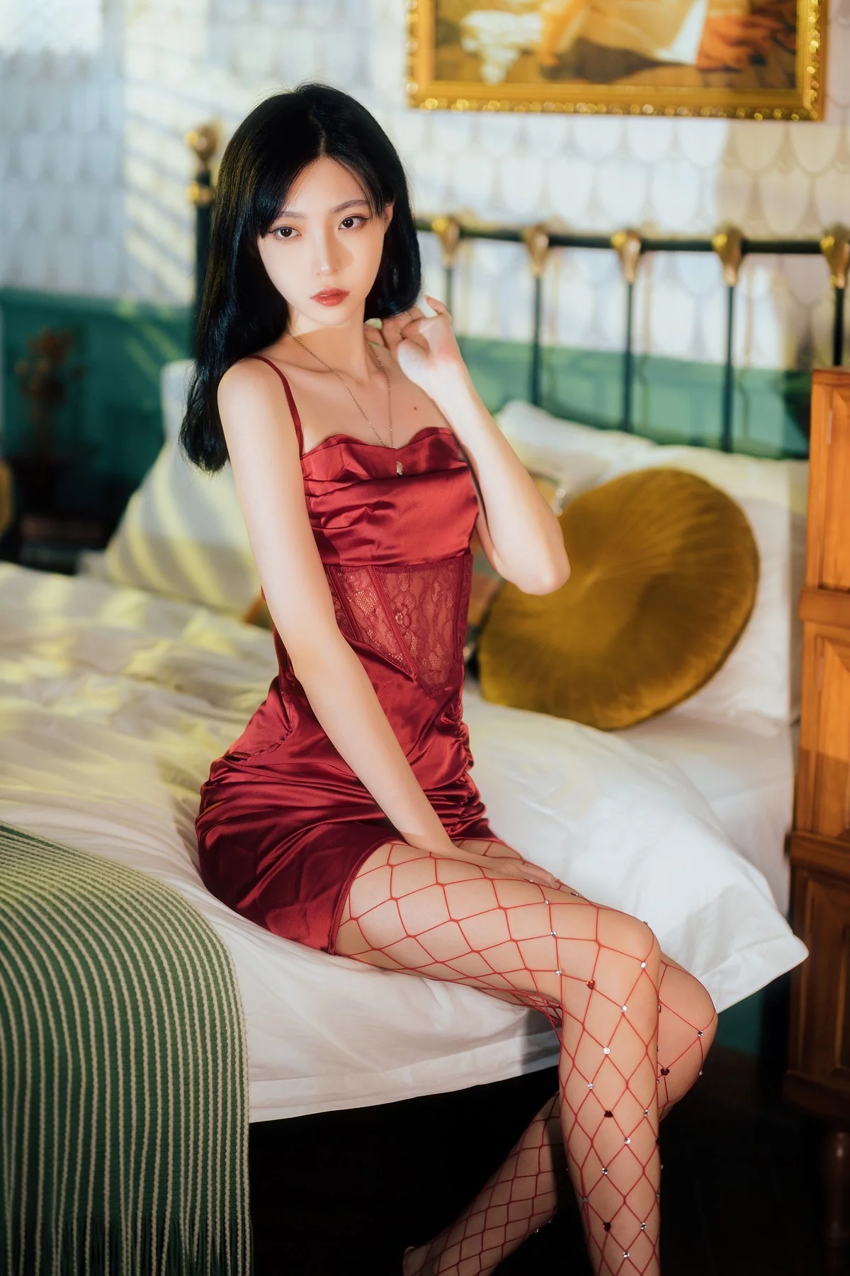 网络美女许岚LAN网袜红裙主题性感红色吊带短裙配红丝网袜秀翘臀美腿诱惑写真40P