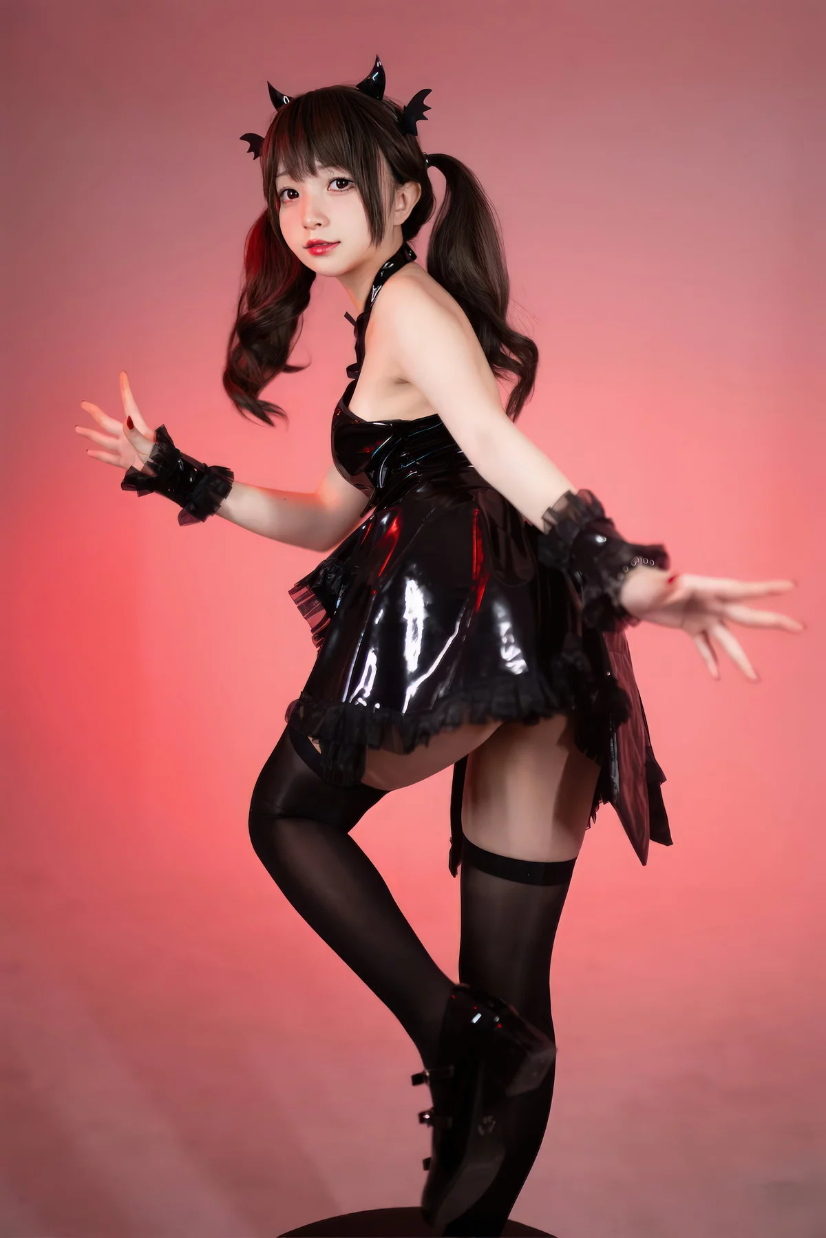 网络美女花铃小恶魔主题性感黑色皮质服饰配黑丝袜秀完美身材撩人诱惑写真85P