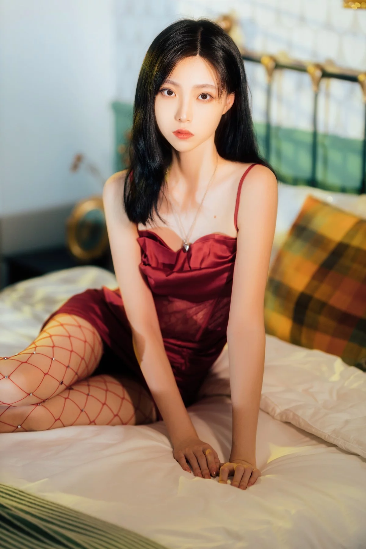 网络美女许岚LAN网袜红裙主题性感红色吊带短裙配红丝网袜秀翘臀美腿诱惑写真40P