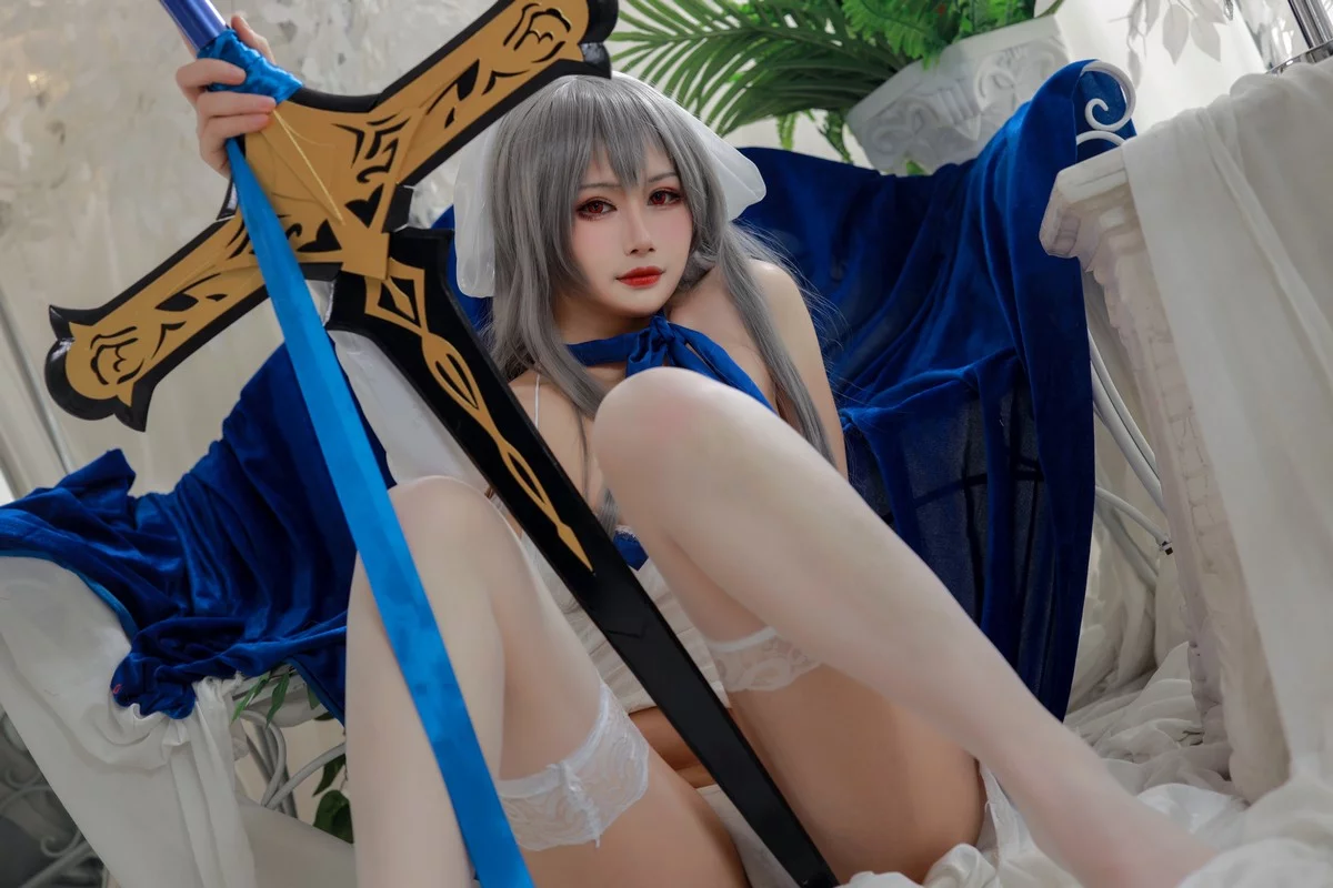Coser美女兔胖胖min路易九世礼服主题性感白色吊带情趣服饰配白丝袜诱惑写真37P