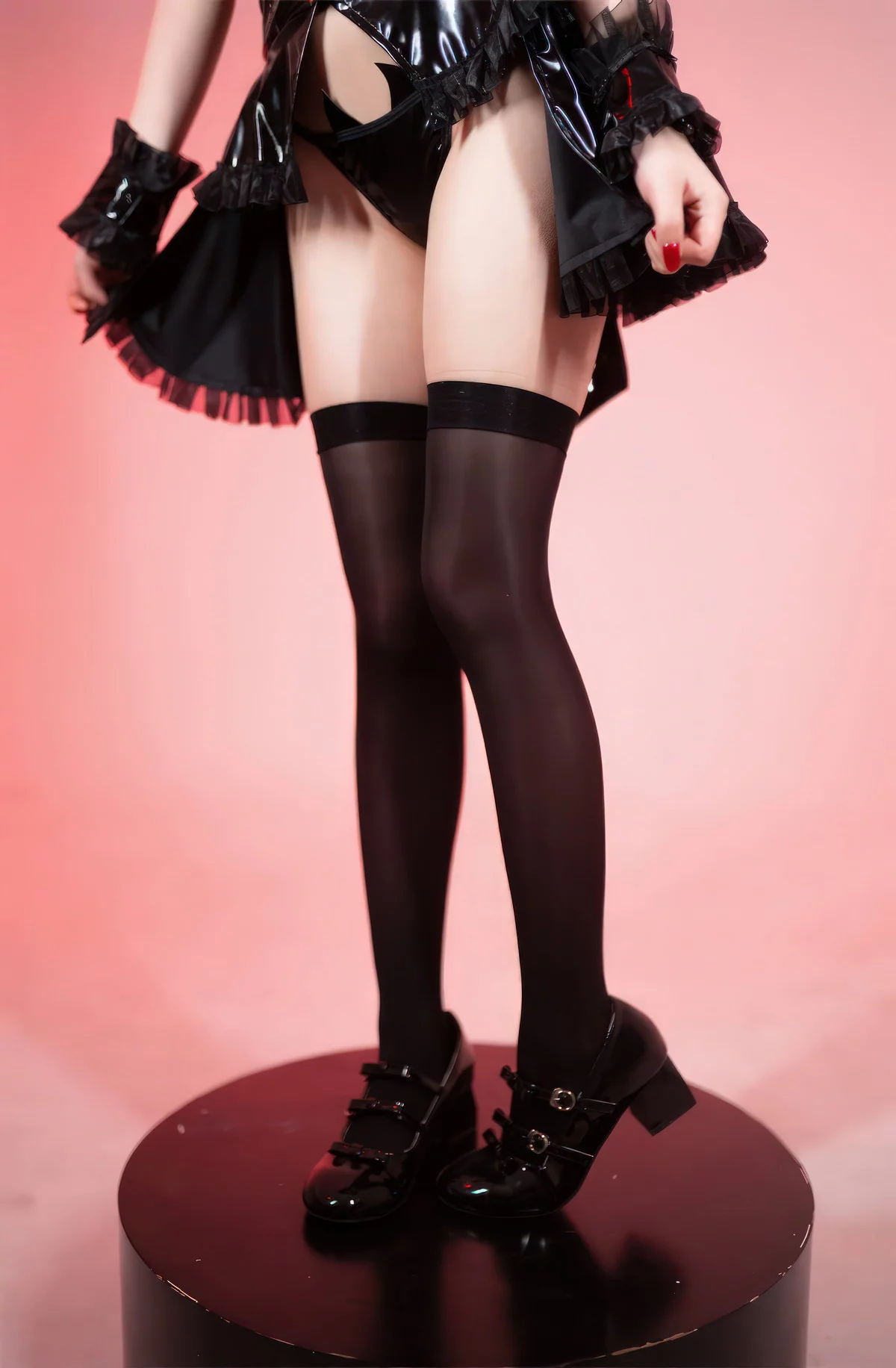 网络美女花铃小恶魔主题性感黑色皮质服饰配黑丝袜秀完美身材撩人诱惑写真85P